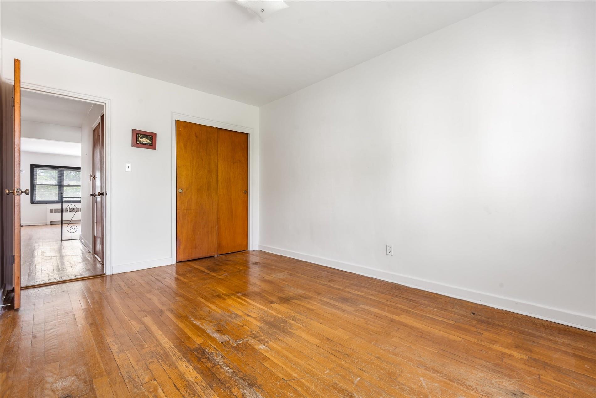 #15 photo, 5974 Fresh Pond Road, クイーンズ区 Maspeth , NY 11378