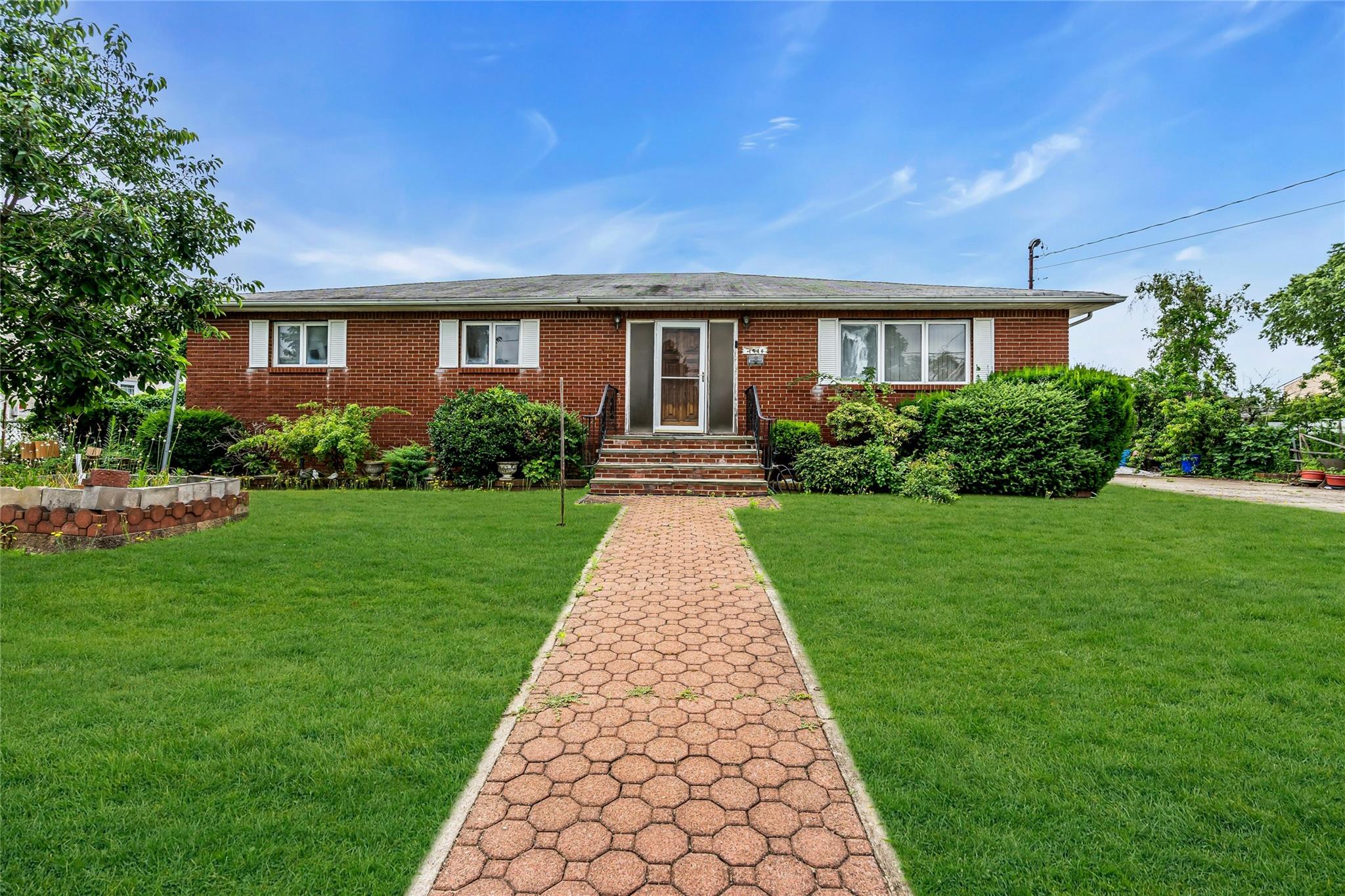 #1 photo, 1541 Herzel Boulevard, 東長島 West Babylon , NY 11704