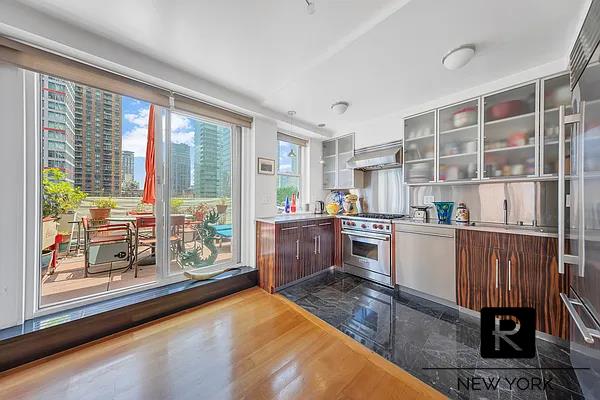 #2 photo, 211 E 53rd Street, マンハッタン Turtle Bay , NY 10022