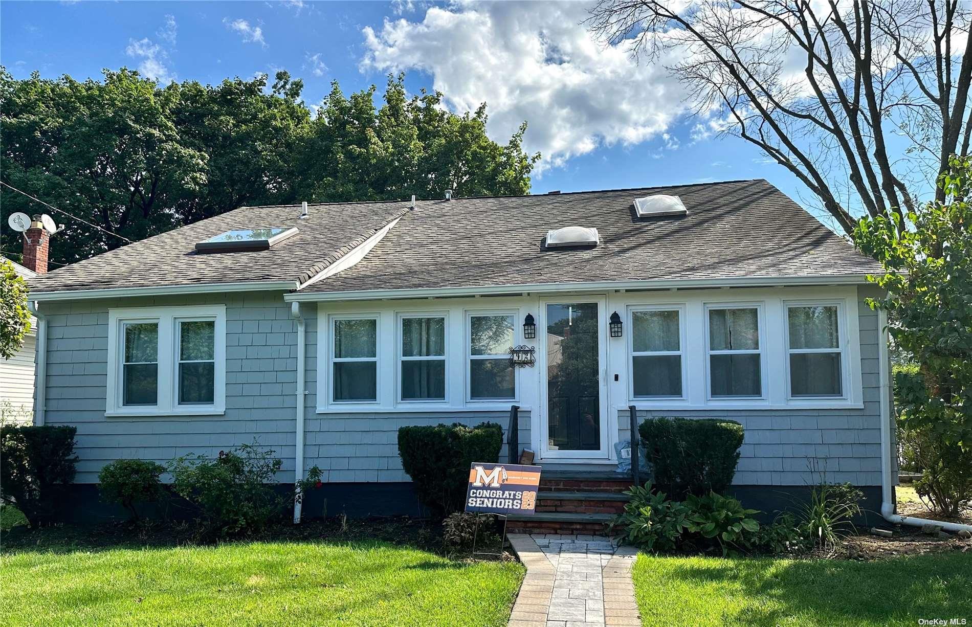 #1 photo, 92 Clapham Avenue, Manhasset , NY 11030