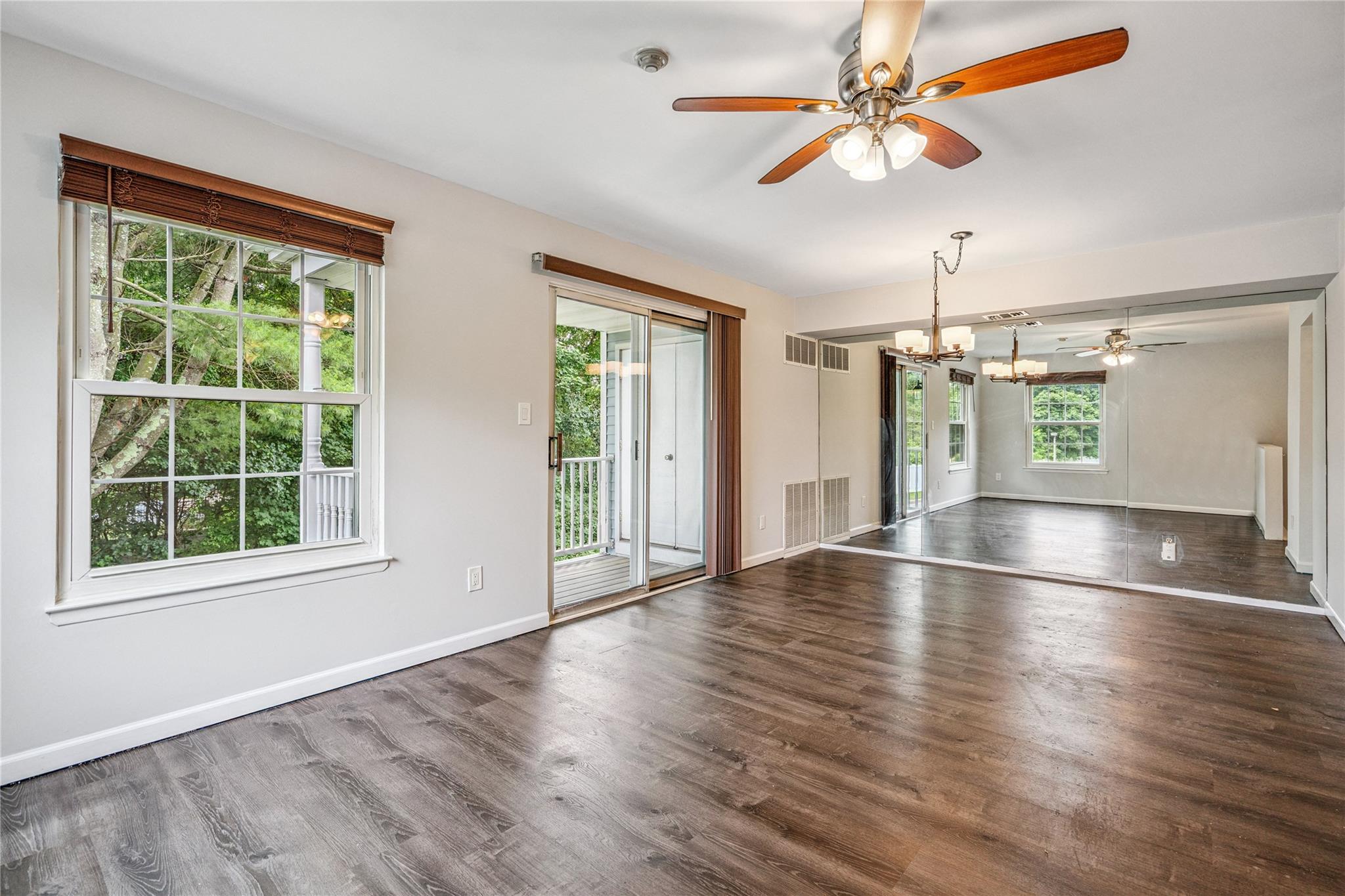 #1 photo, 372 Artist Lake Drive, سوفولك Middle Island , NY 11953