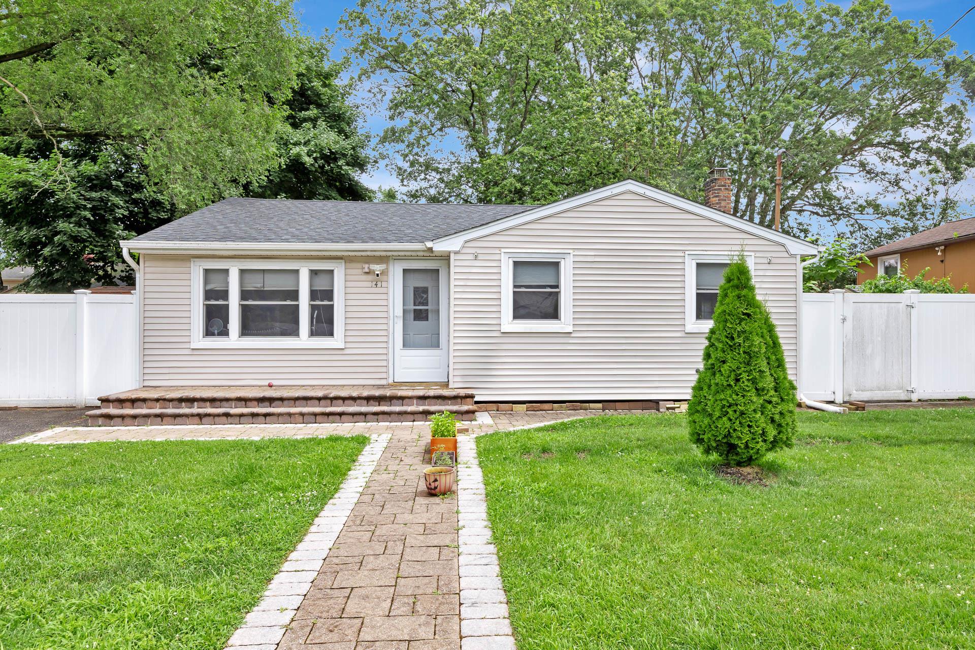 #1 photo, 141 Smithtown Polk Boulevard, 東長島 Centereach , NY 11720