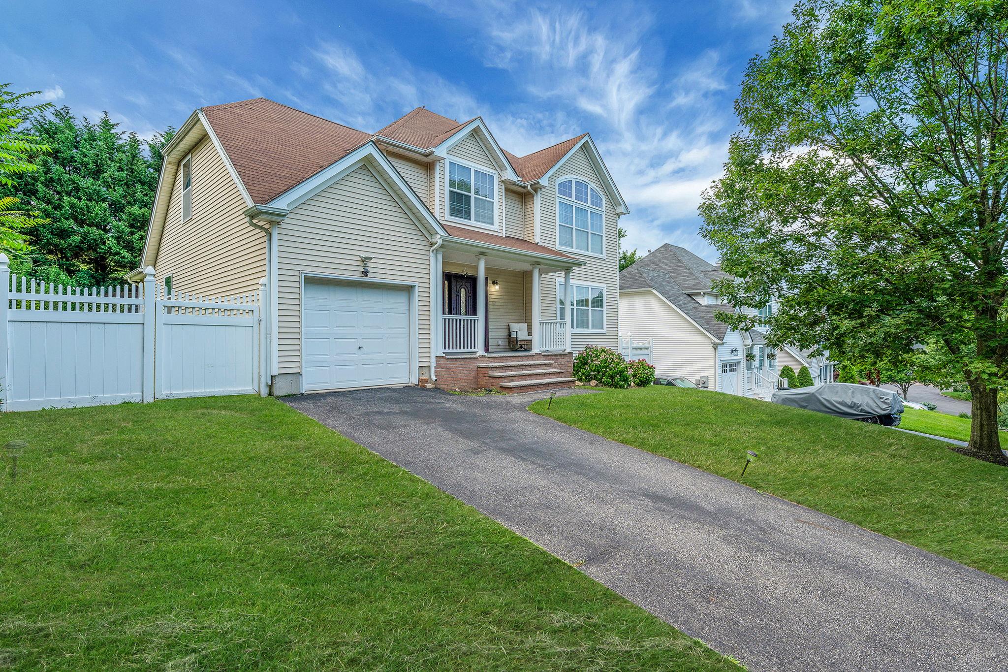 #2 photo, 11 Gladysz Way, Port Jefferson , NY 11777