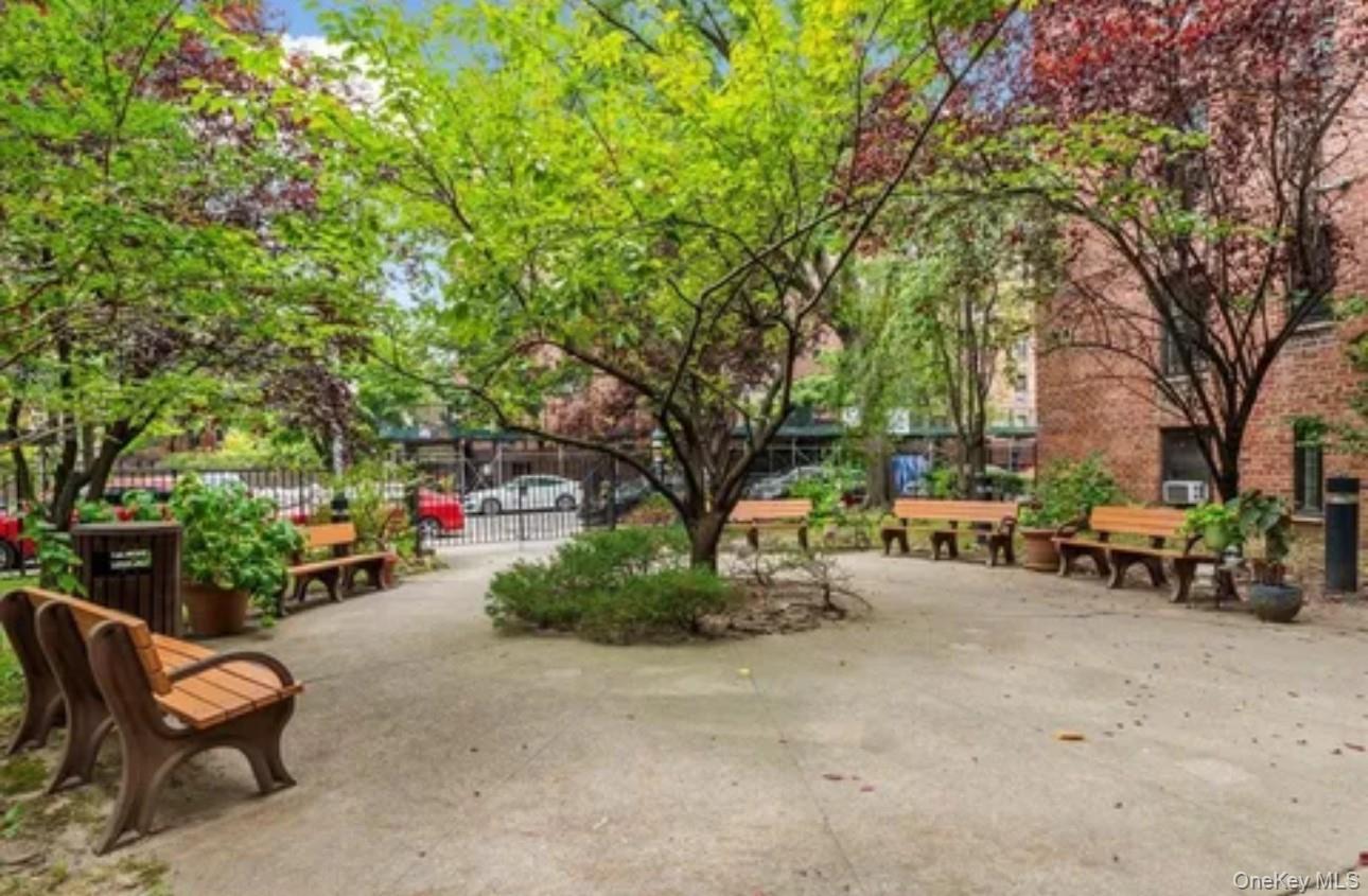 #6 photo, 14018 Burden Crescent, קווינס Briarwood , NY 11435