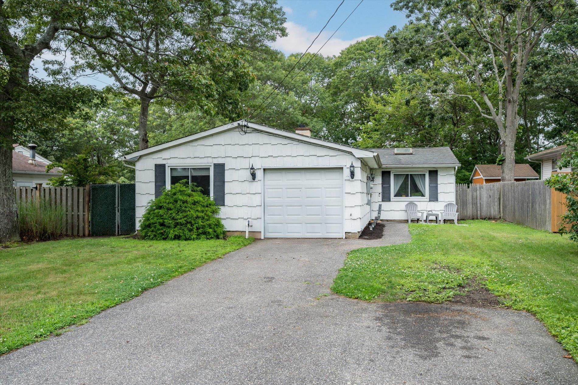 #1 photo, 111 Riverside Avenue, 東長島 Mastic Beach , NY 11951