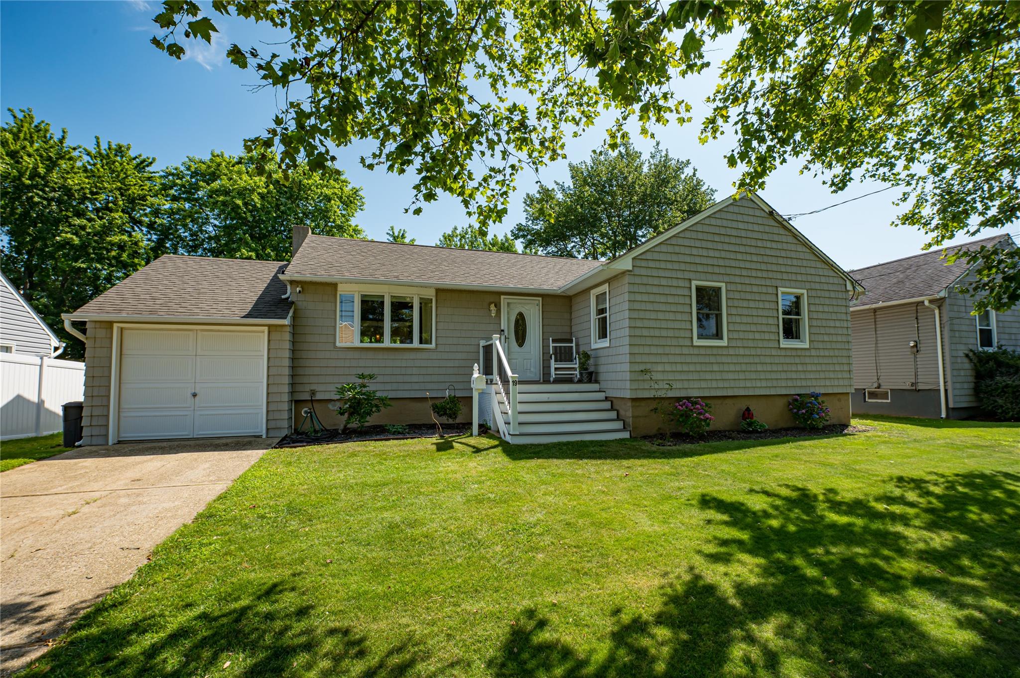 #1 photo, 19 Tappan Avenue, 東長島 Babylon , NY 11702