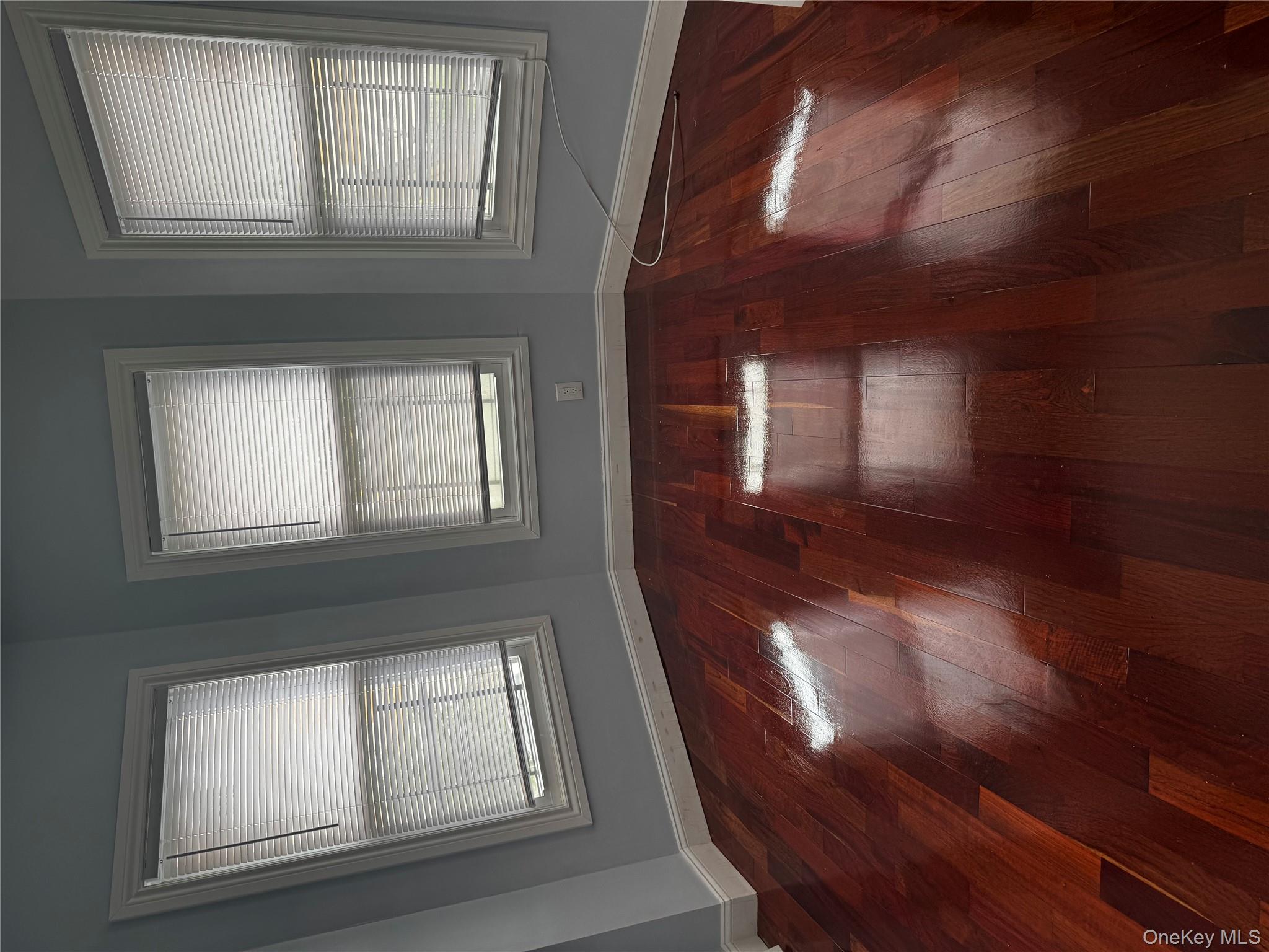 #3 photo, 818 E 216th Street, Bronx , NY 10467