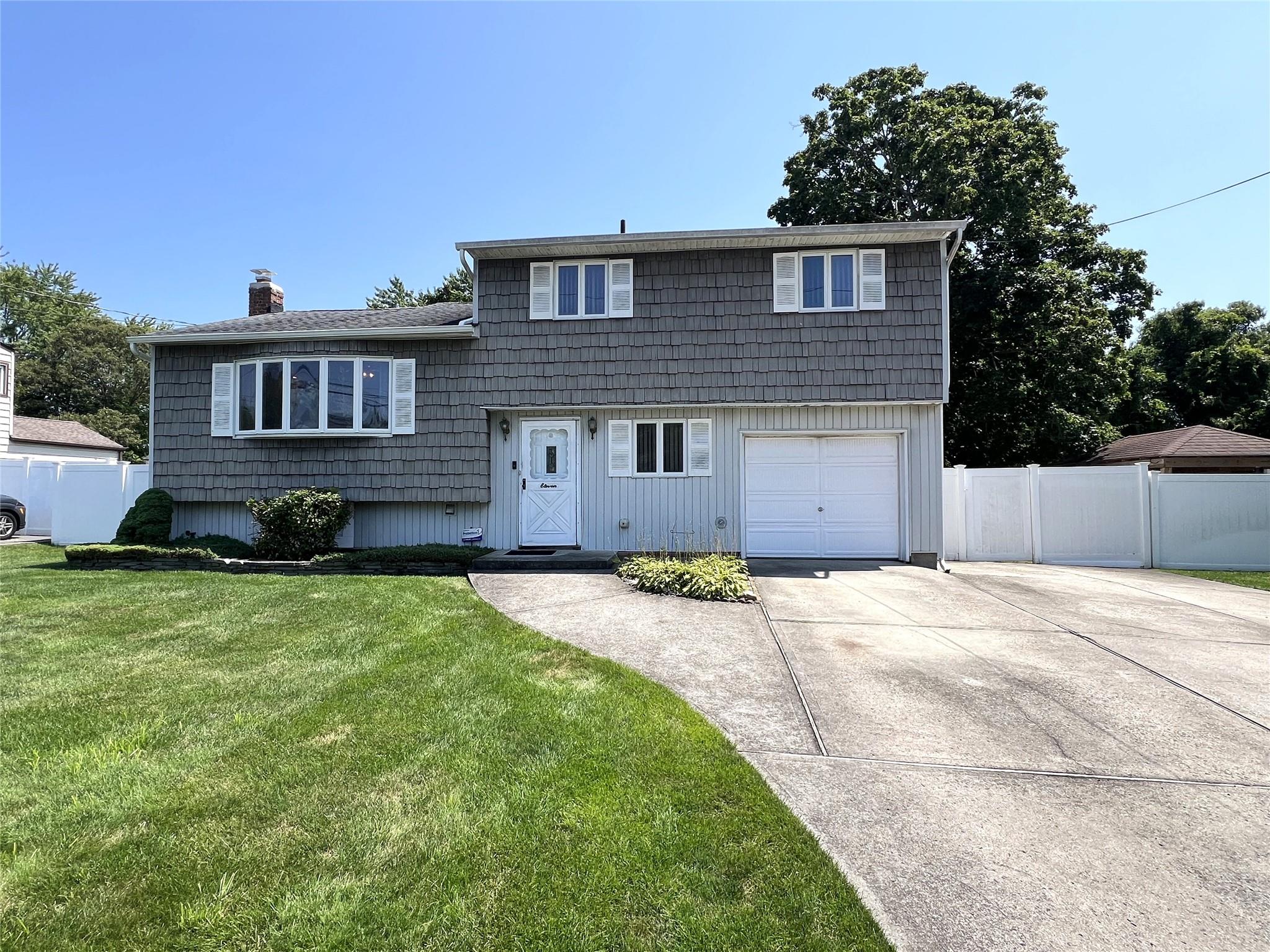 #1 photo, 11 Starfire Drive, 東長島 Centereach , NY 11720