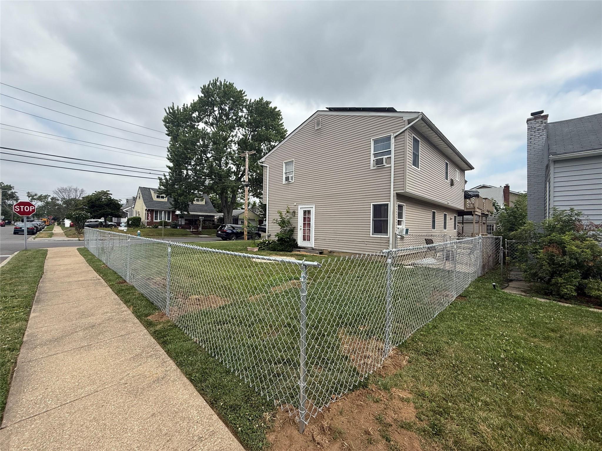 #3 photo, 129 Stewart Street, ナッソー郡 Elmont , NY 11003