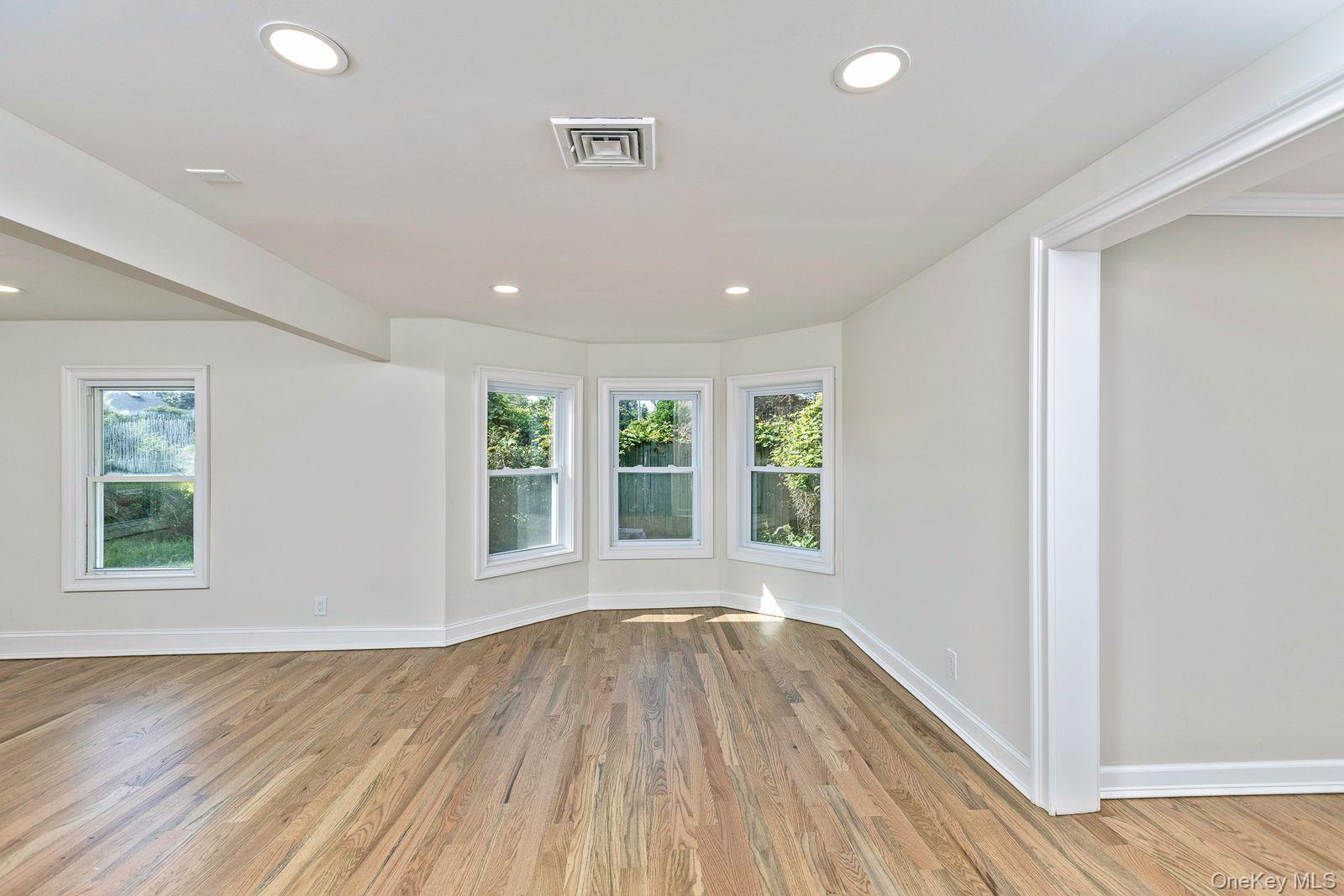 #10 photo, 48 Senix Avenue, サフォーク郡 Center Moriches , NY 11934