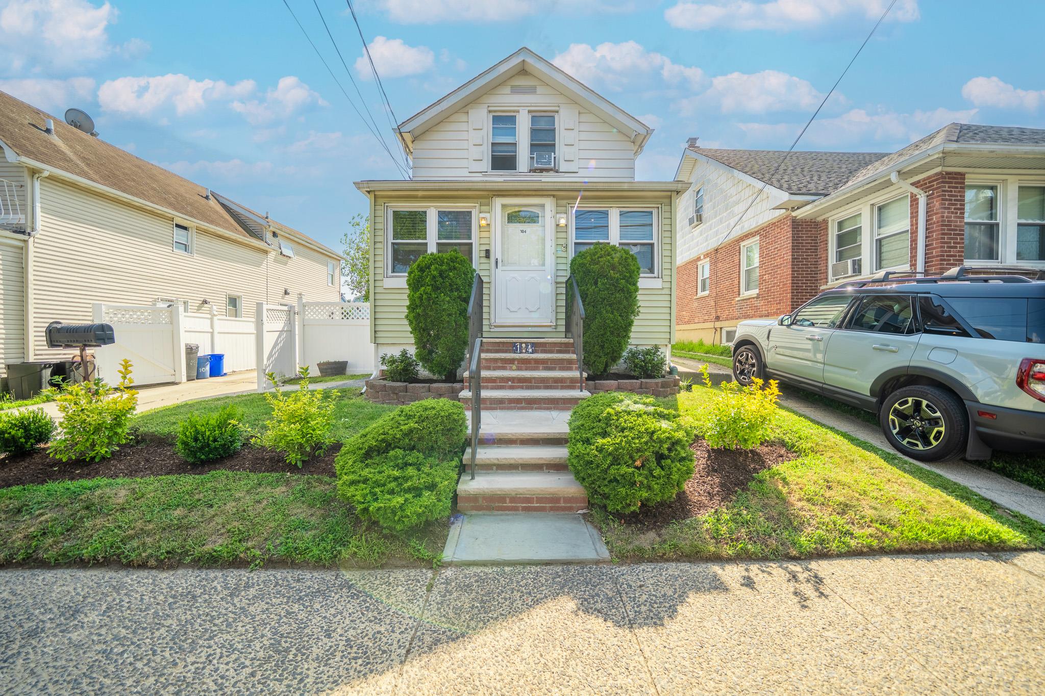 #1 photo, 104 Cherry Lane, 長島 花卉園 Floral Park , NY 11001