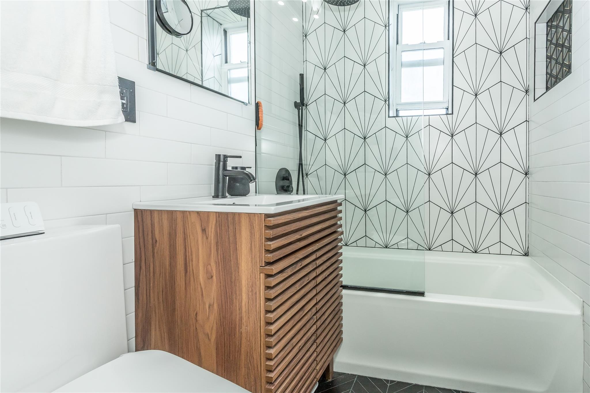 #16 photo, 30-47 Hobart Street, Woodside , NY 11377