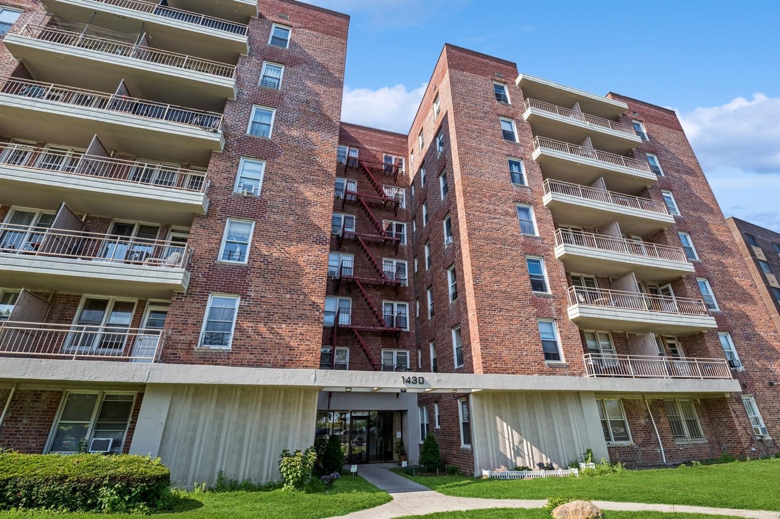 #1 photo, 1430 Seagirt Boulevard, 皇后區 Far Rockaway , NY 11691