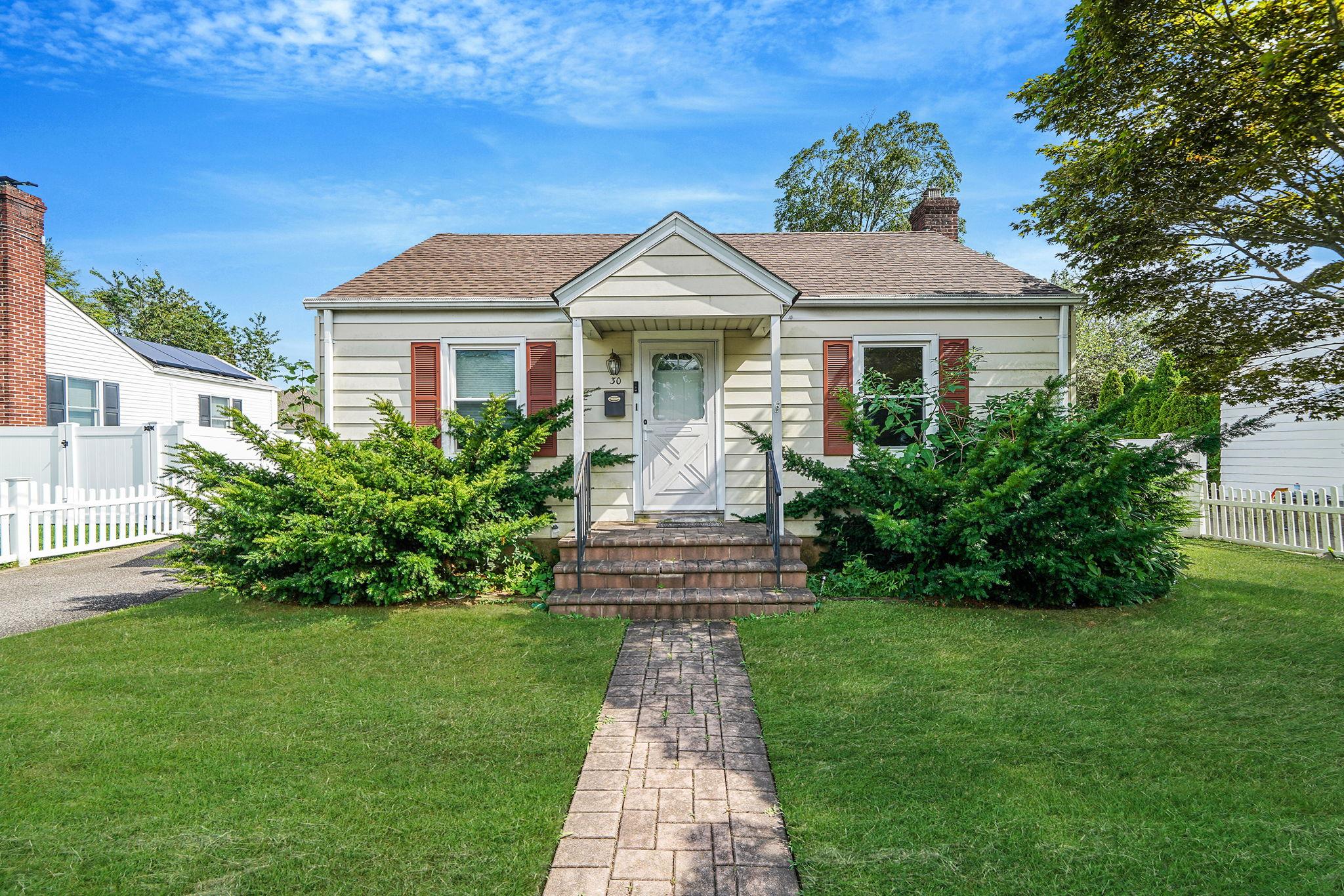 #1 photo, 30 Leyden Street, 東長島 亨廷顿站 Huntington Station , NY 11746