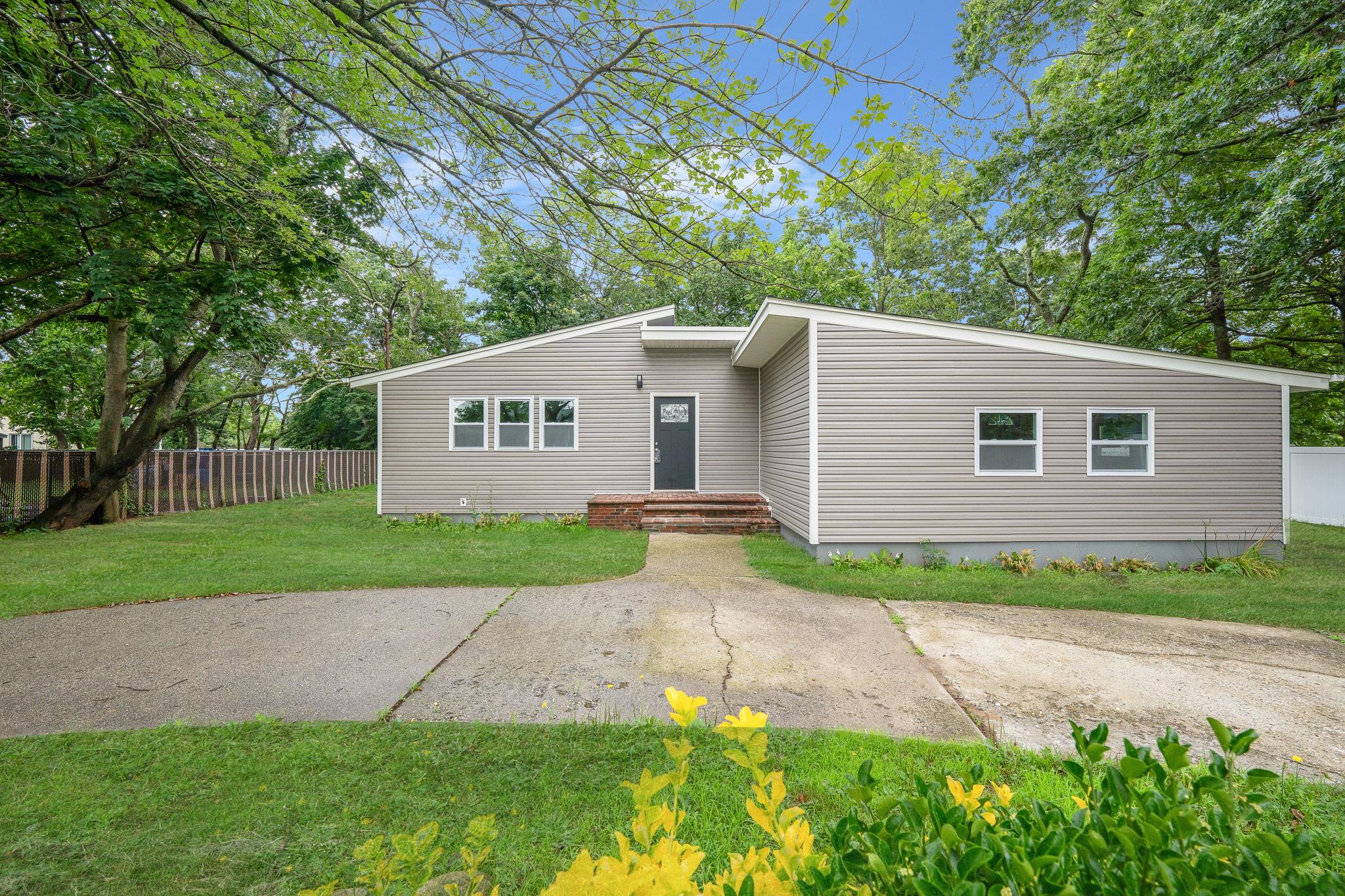 #1 photo, 9 Holt Street, 東長島 Amityville , NY 11701