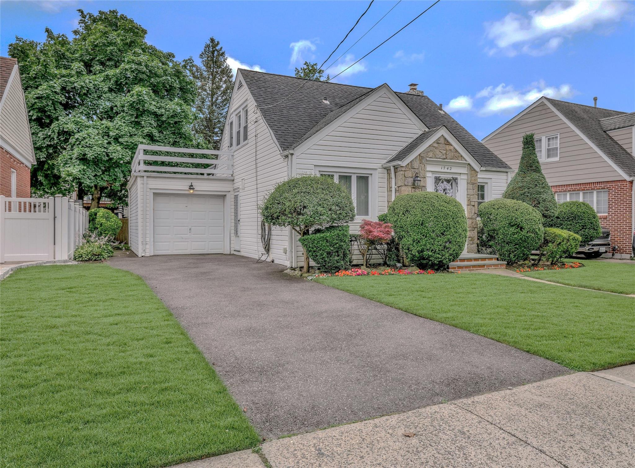 #1 photo, 1742 W End Avenue, 長島 New Hyde Park , NY 11040