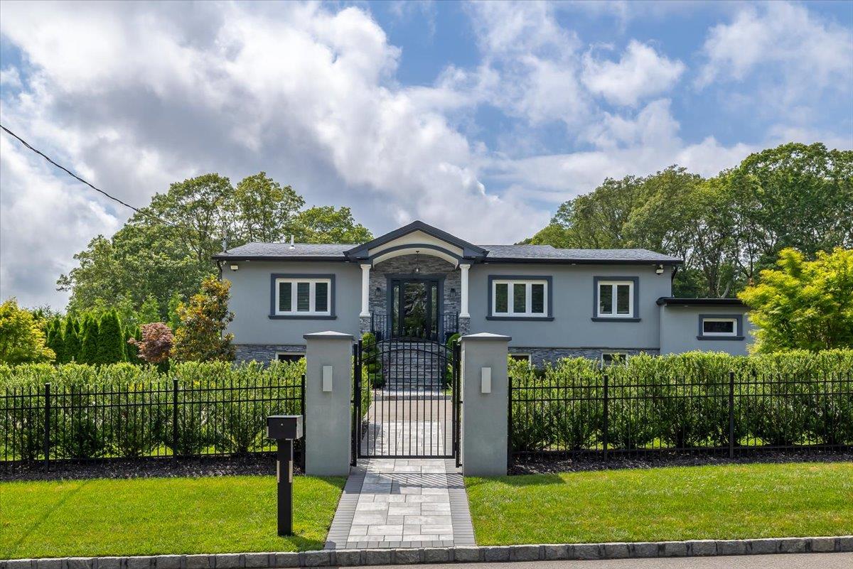 #1 photo, 154 Mac Arthur Boulevard, Hauppauge , NY 11788
