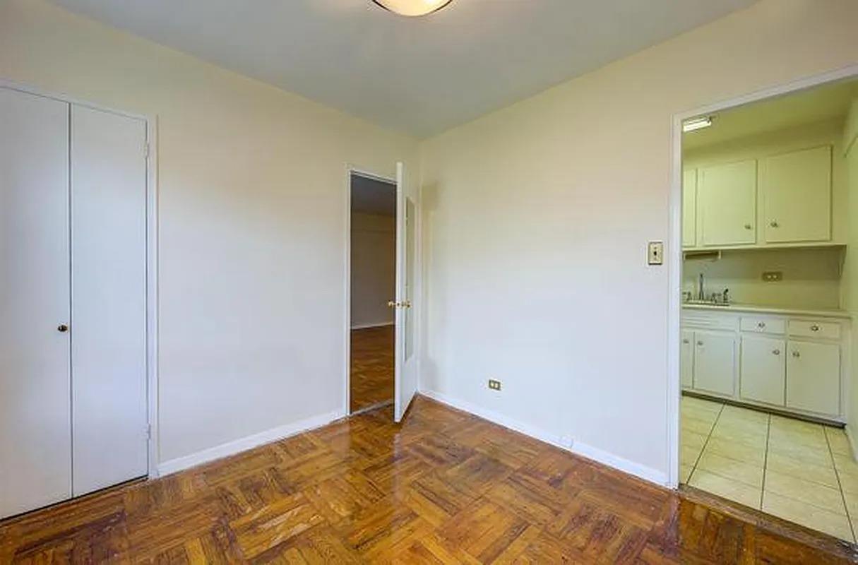 #8 photo, 110-20 71st, クイーンズ区 Flushing , NY 11375