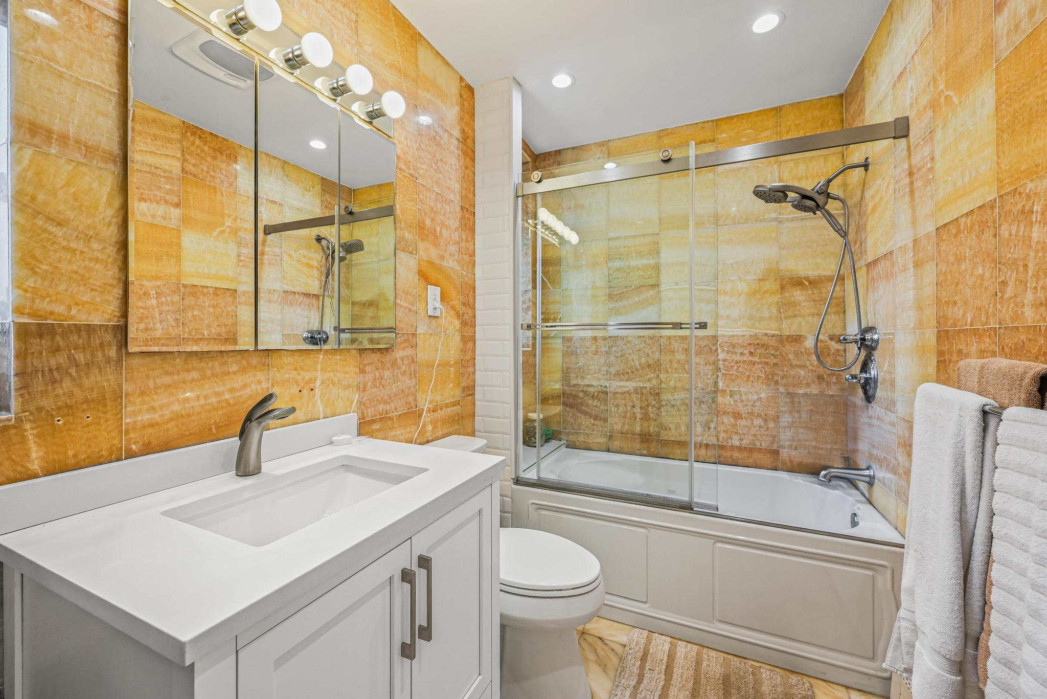 #19 photo, 8210 214th Street, 皇后區 Hollis Hills , NY 11427