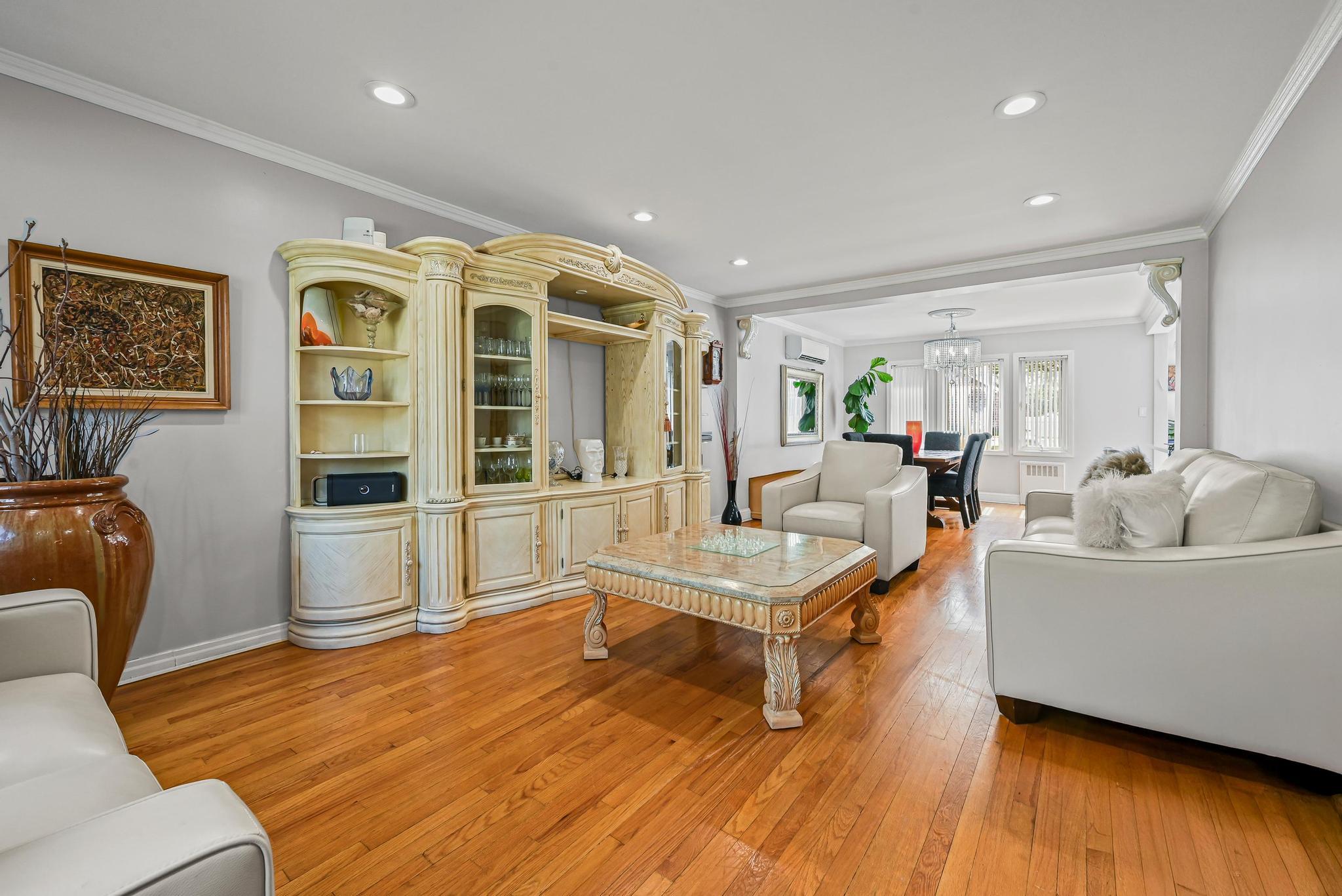 #8 photo, 8210 214th Street, 皇后區 Hollis Hills , NY 11427