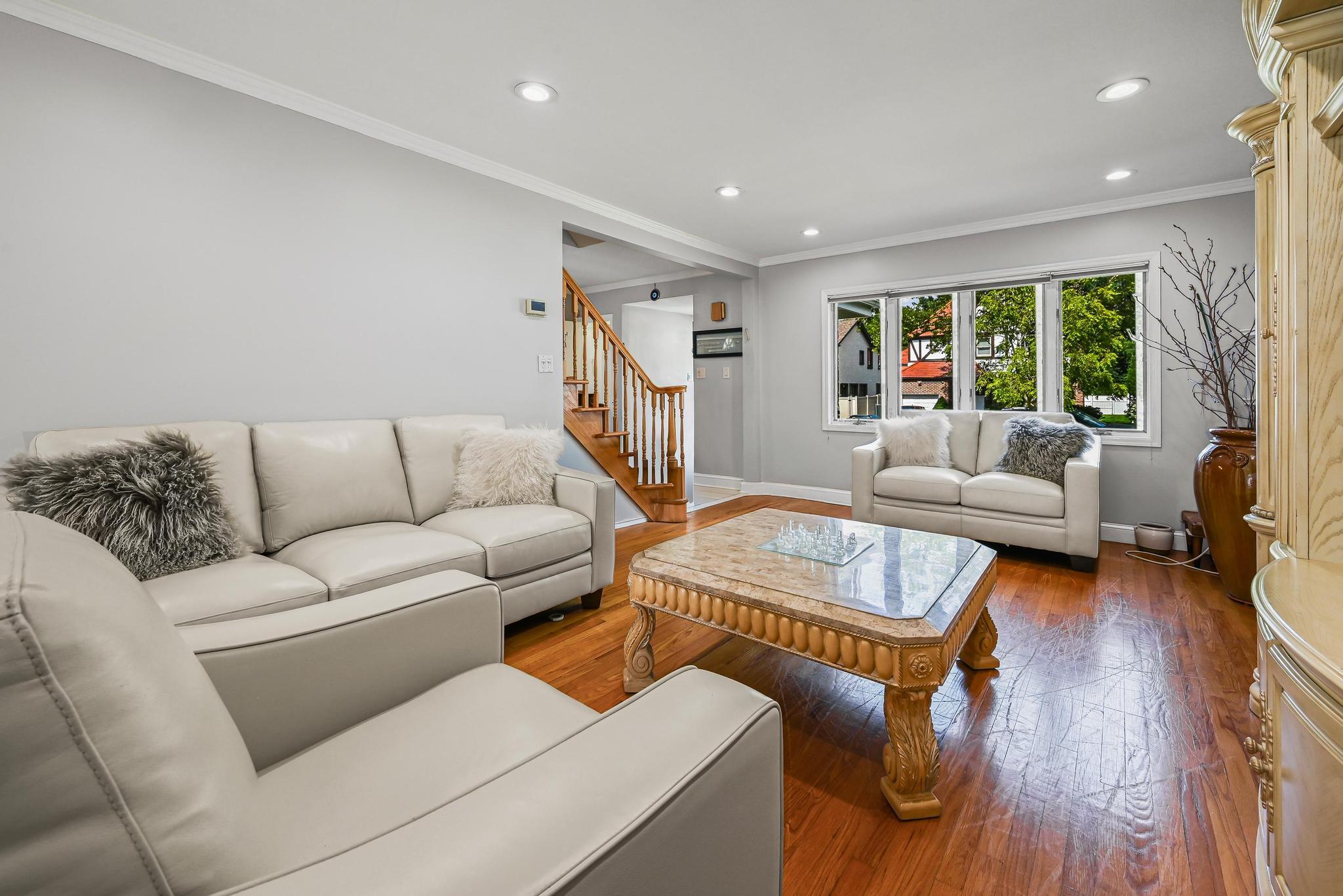 #9 photo, 8210 214th Street, 皇后區 Hollis Hills , NY 11427