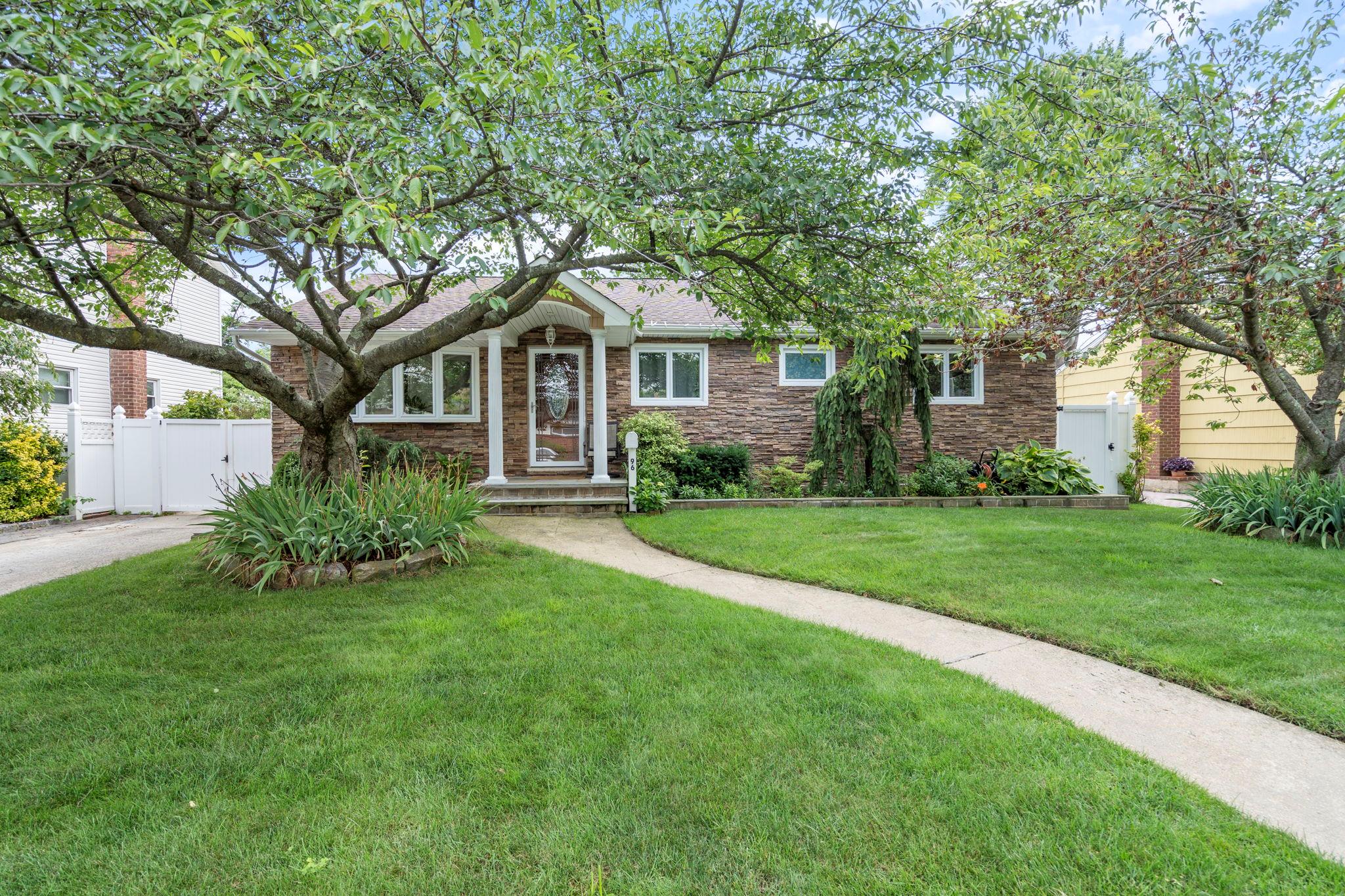 #1 photo, 96 Morris Drive, 長島 East Meadow , NY 11554