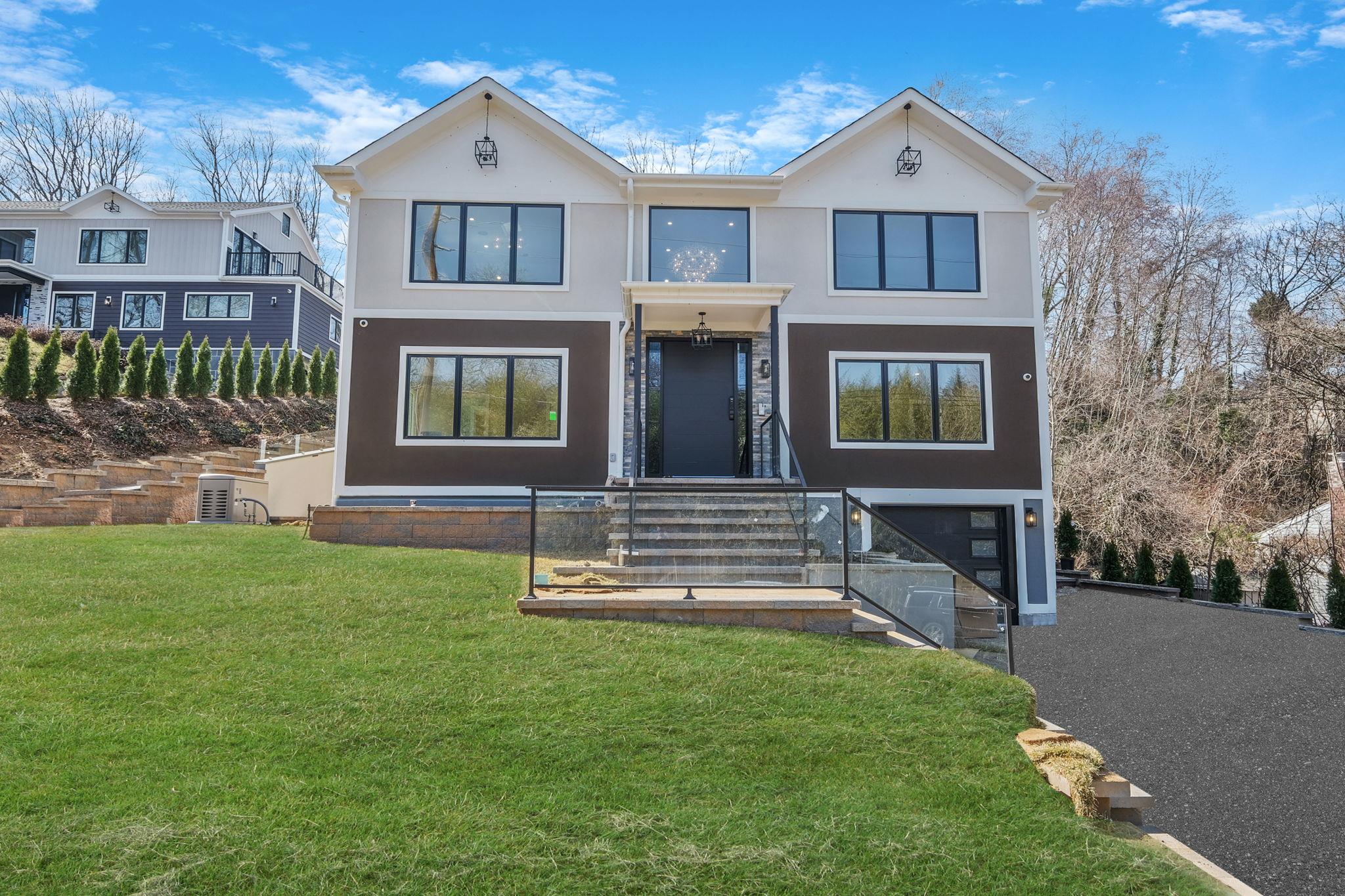 #1 photo, 150 Sugar Toms Lane, East Norwich , NY 11732