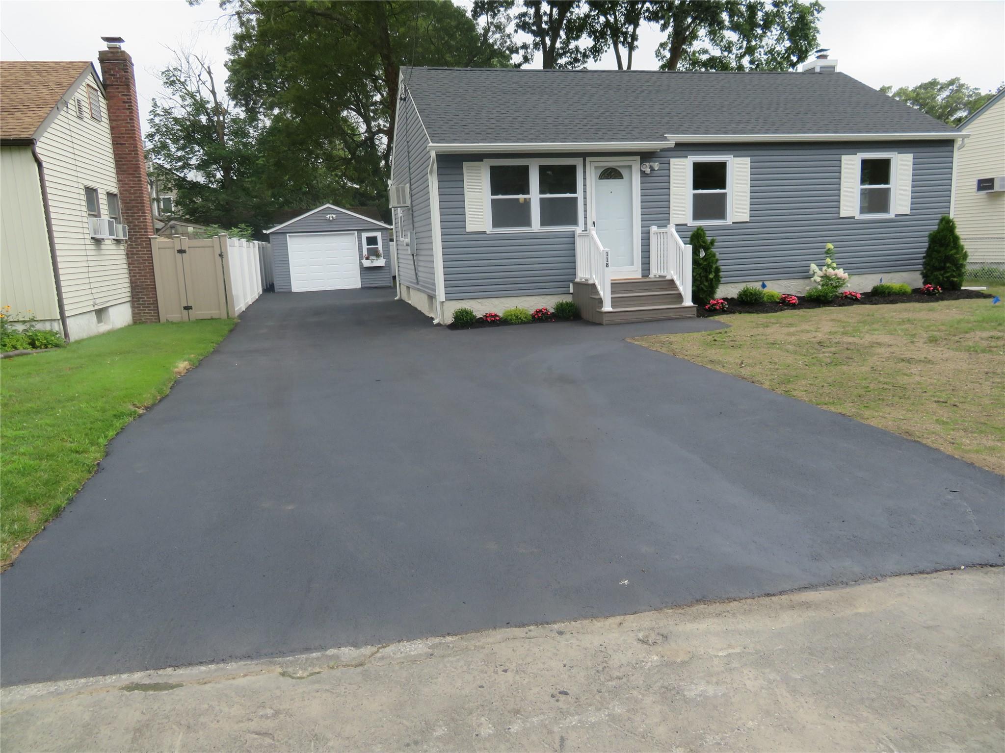 #1 photo, 118 Muncy Avenue, 東長島 West Babylon , NY 11704