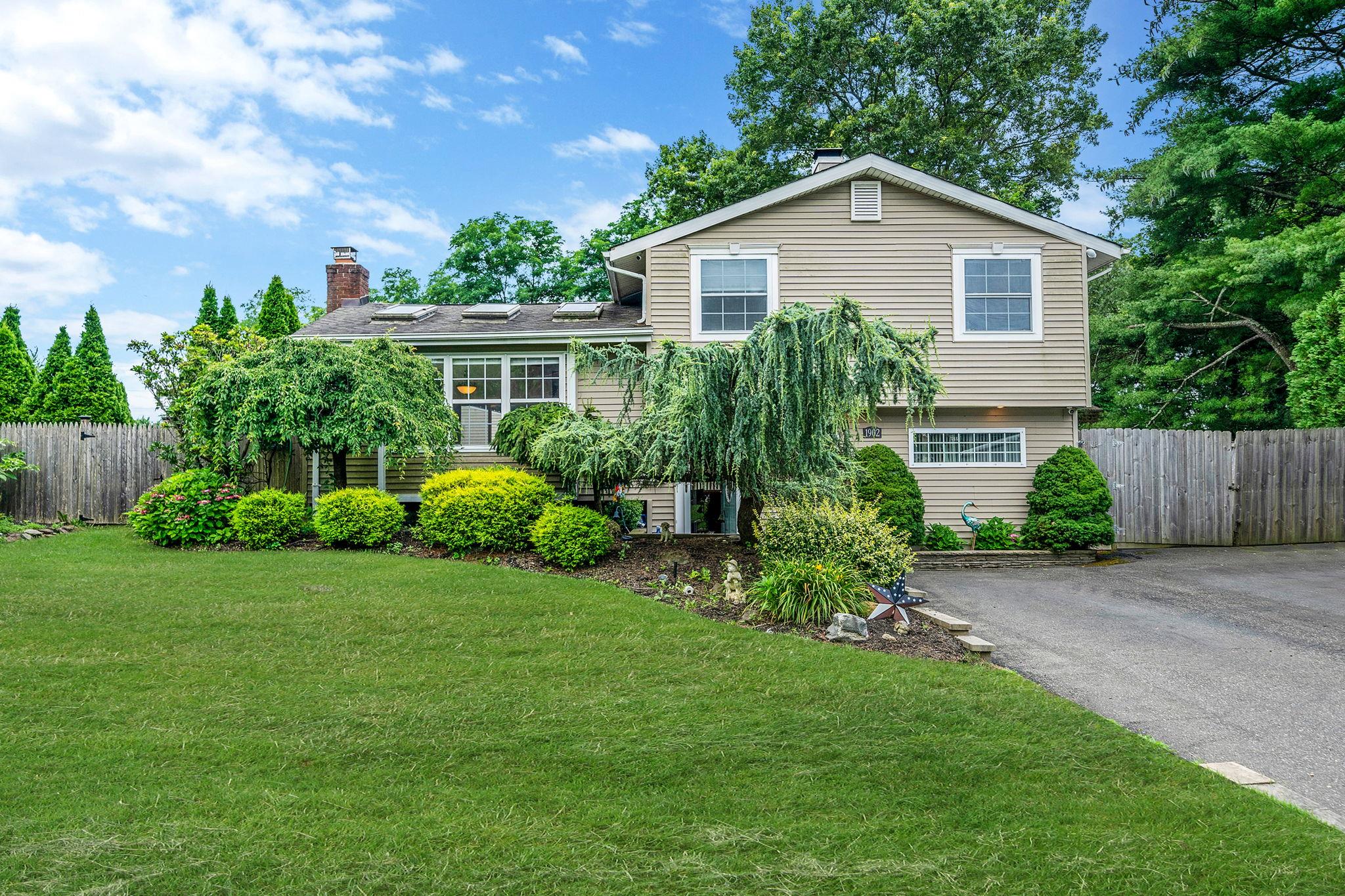 #1 photo, 1902 Phillips Drive, 東長島 Medford , NY 11763
