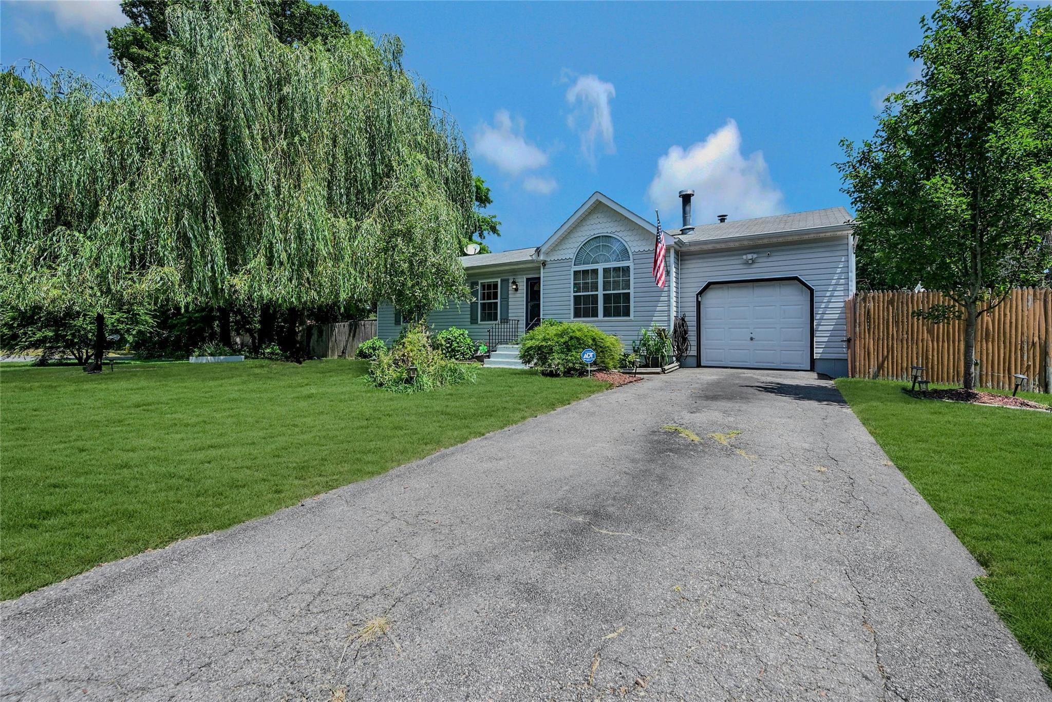 #1 photo, 117 Flower Road, 東長島 Mastic Beach , NY 11951
