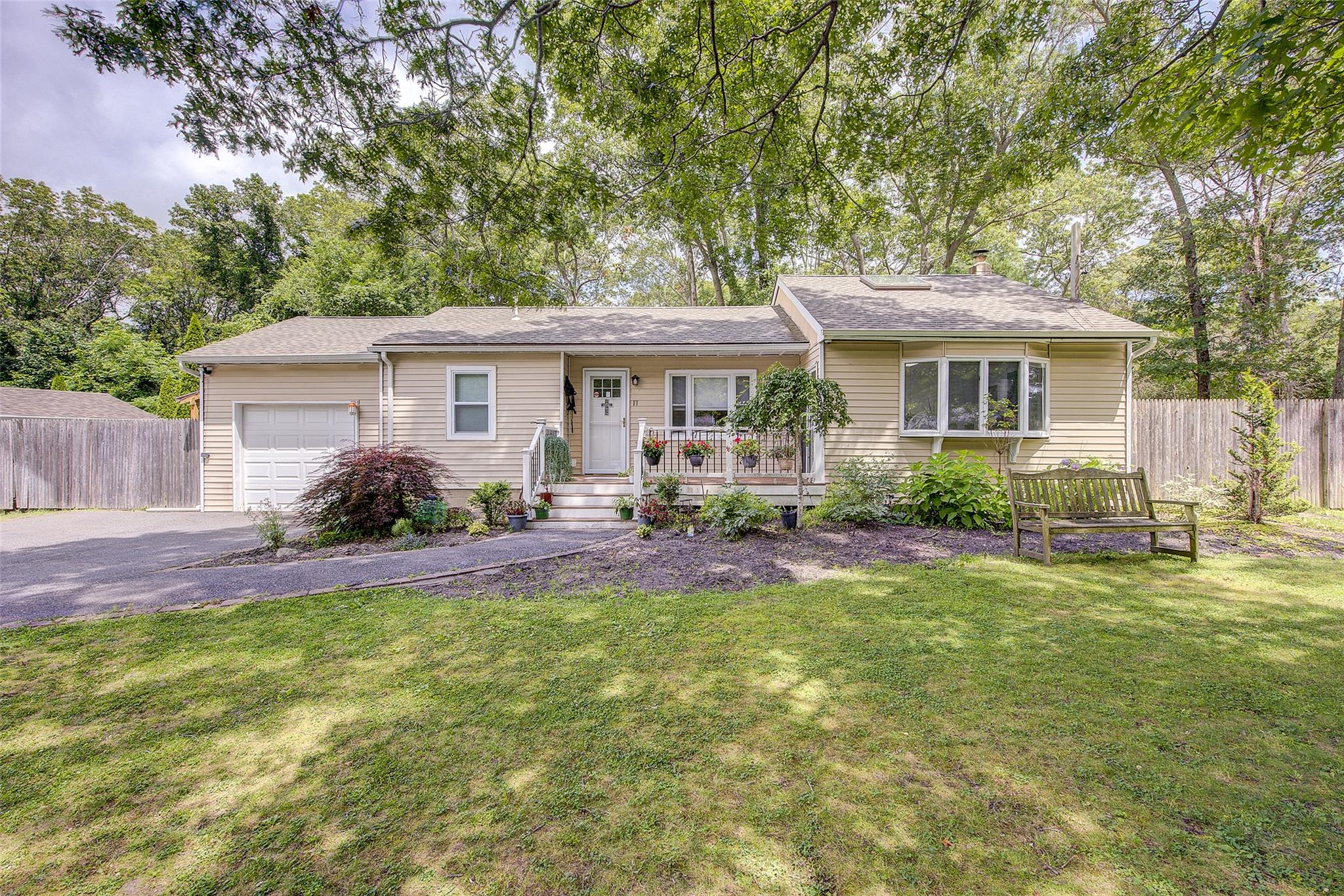 #1 photo, 17 Arnold Drive, 東長島 Middle Island , NY 11953