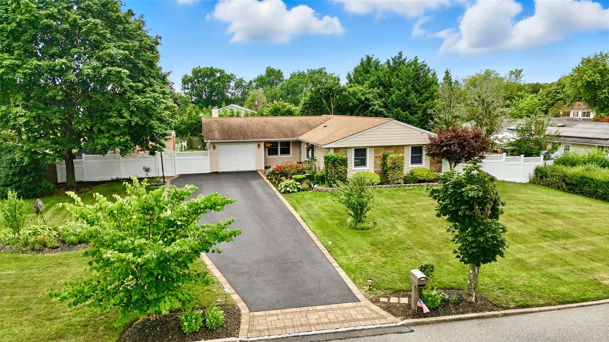 #1 photo, 24 Strathmore Village Drive, 東長島 South Setauket , NY 11720