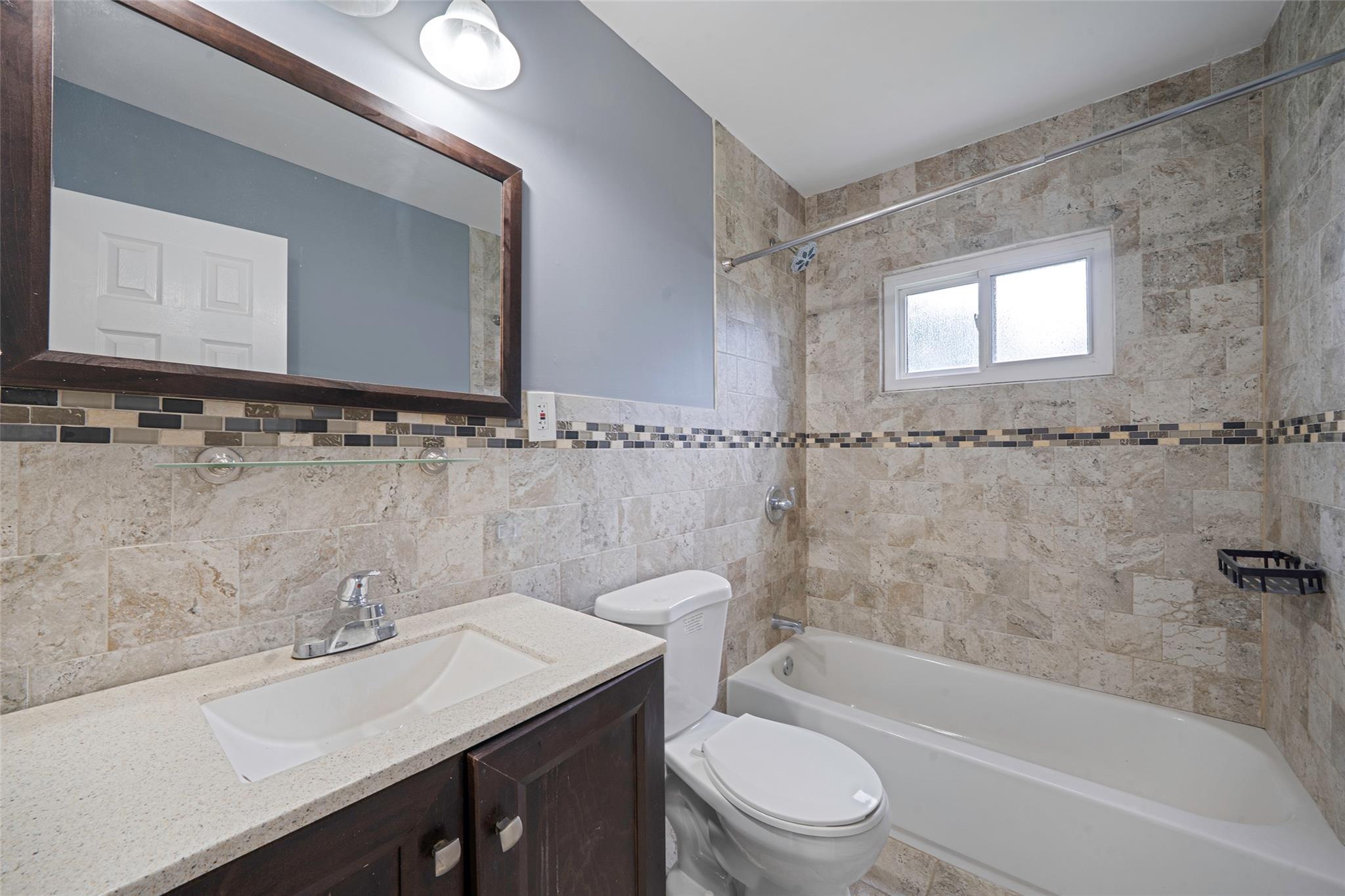 #13 photo, 281 Carlls Path, サフォーク郡 Deer Park , NY 11729