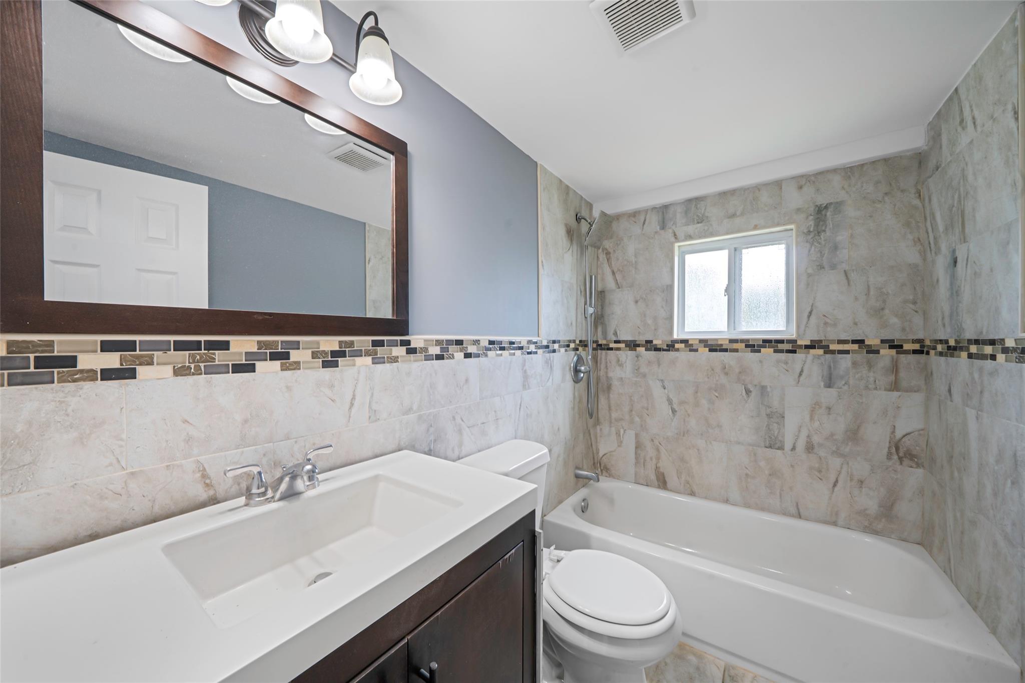 #20 photo, 281 Carlls Path, サフォーク郡 Deer Park , NY 11729