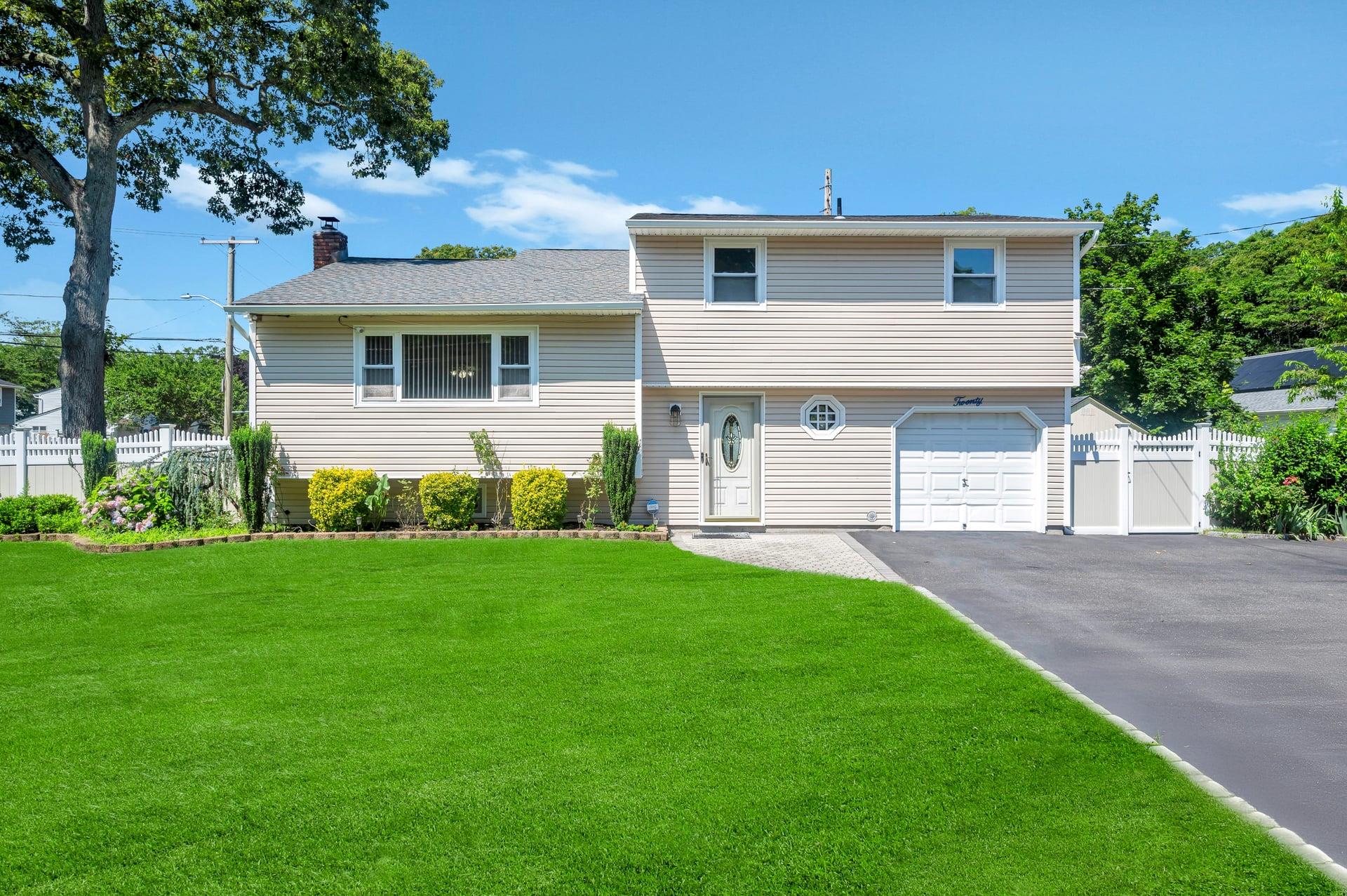 #1 photo, 20 College Road, 東長島 Selden , NY 11784