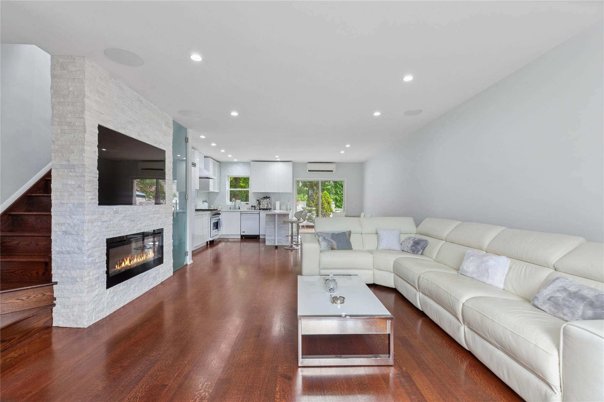 #1 photo, 82-15 Penelope Avenue, 皇后區 中村 Middle Village , NY 11379