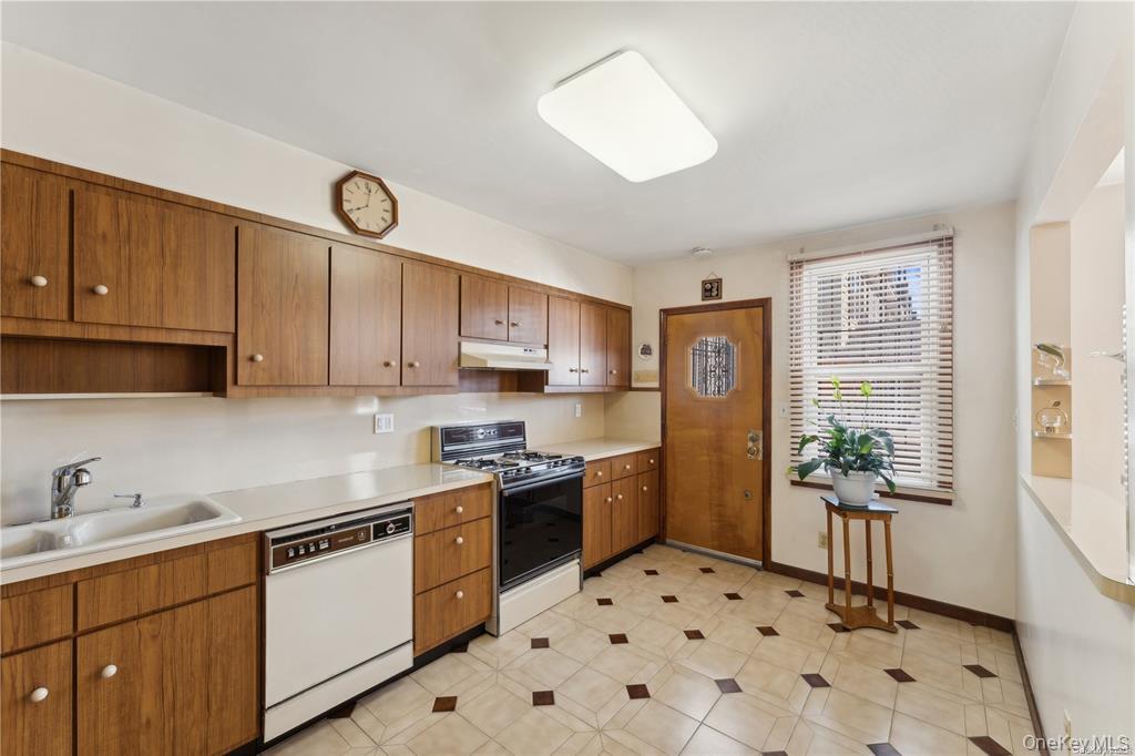 #4 photo, 98-02 Corona Avenue, クイーンズ区 Corona , NY 11368