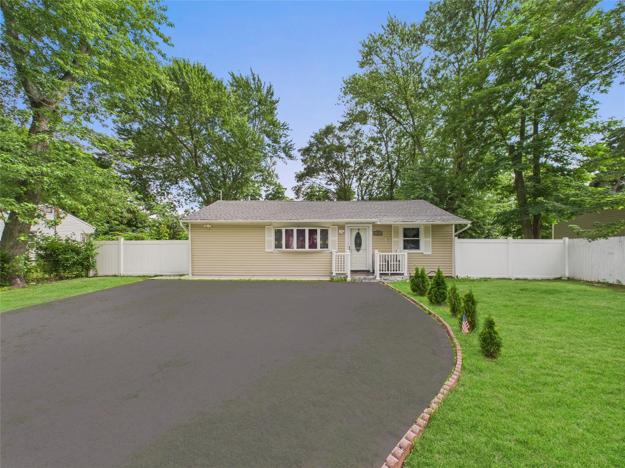 #1 photo, 142 Suffolk Avenue, 東長島 Brentwood , NY 11717
