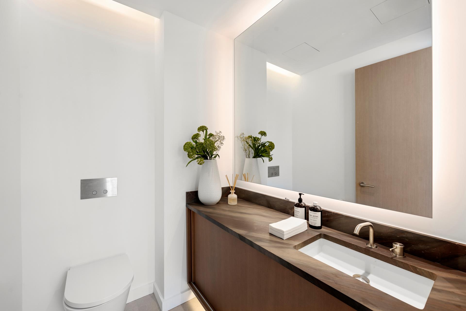 #15 photo, 611 W 56TH Street, マンハッタン Hells Kitchen , NY 10019