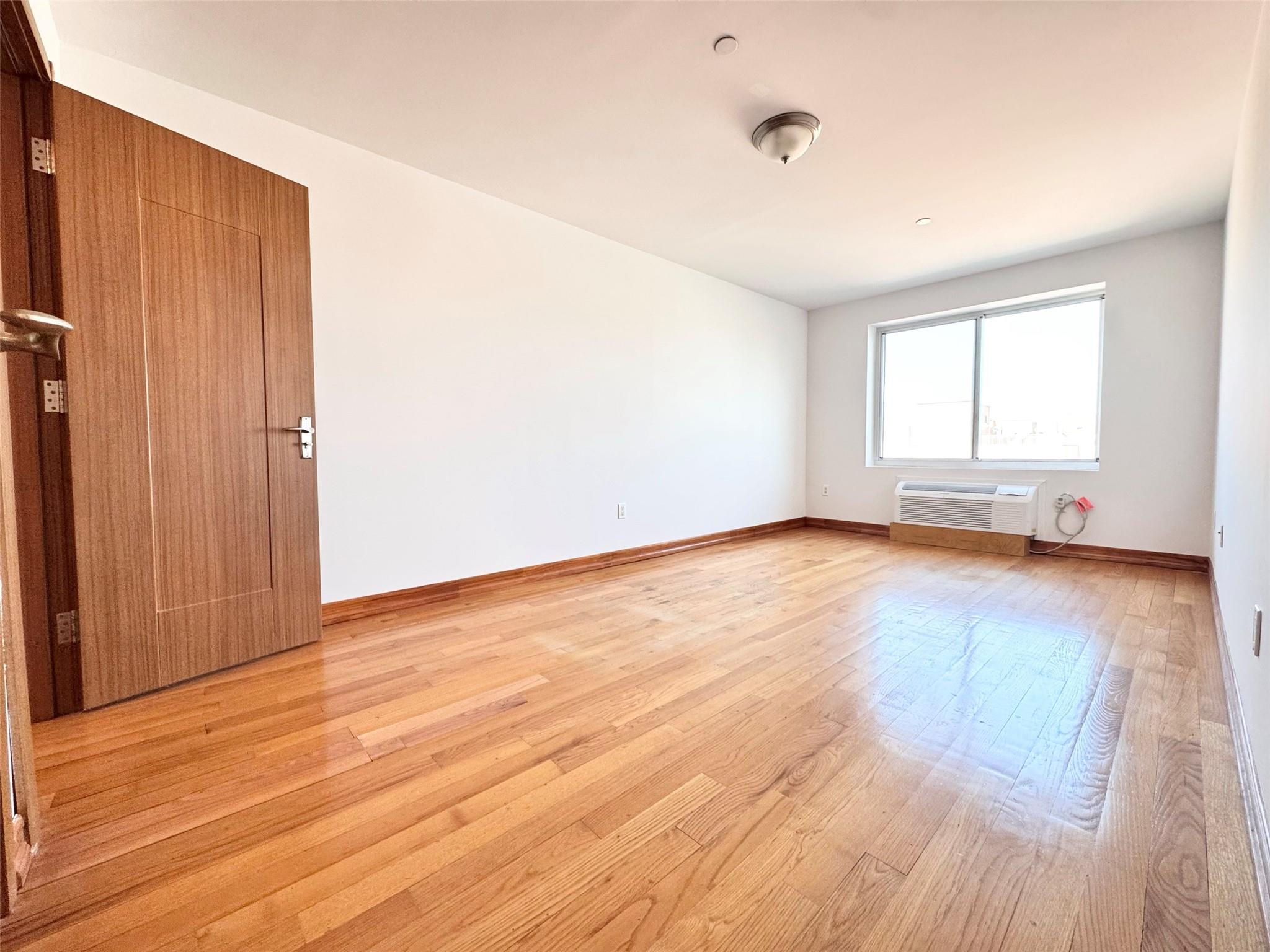 #11 photo, 37-17 111th, クイーンズ区 Corona , NY 11368