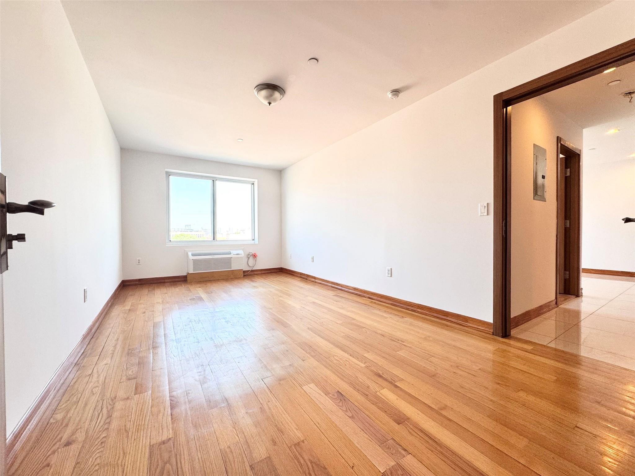 #3 photo, 37-17 111th, クイーンズ区 Corona , NY 11368