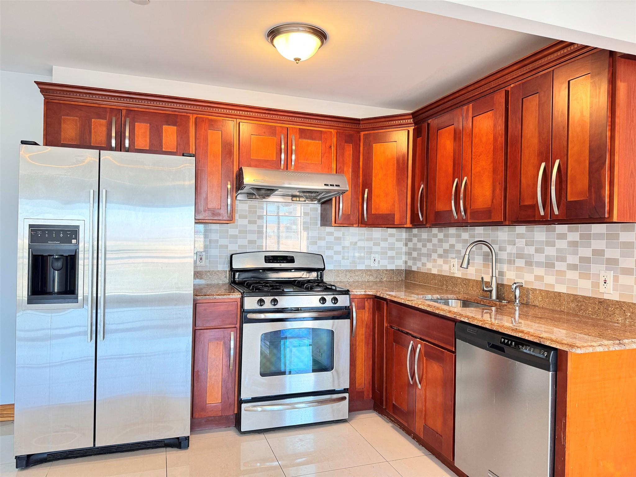 #4 photo, 37-17 111th, クイーンズ区 Corona , NY 11368