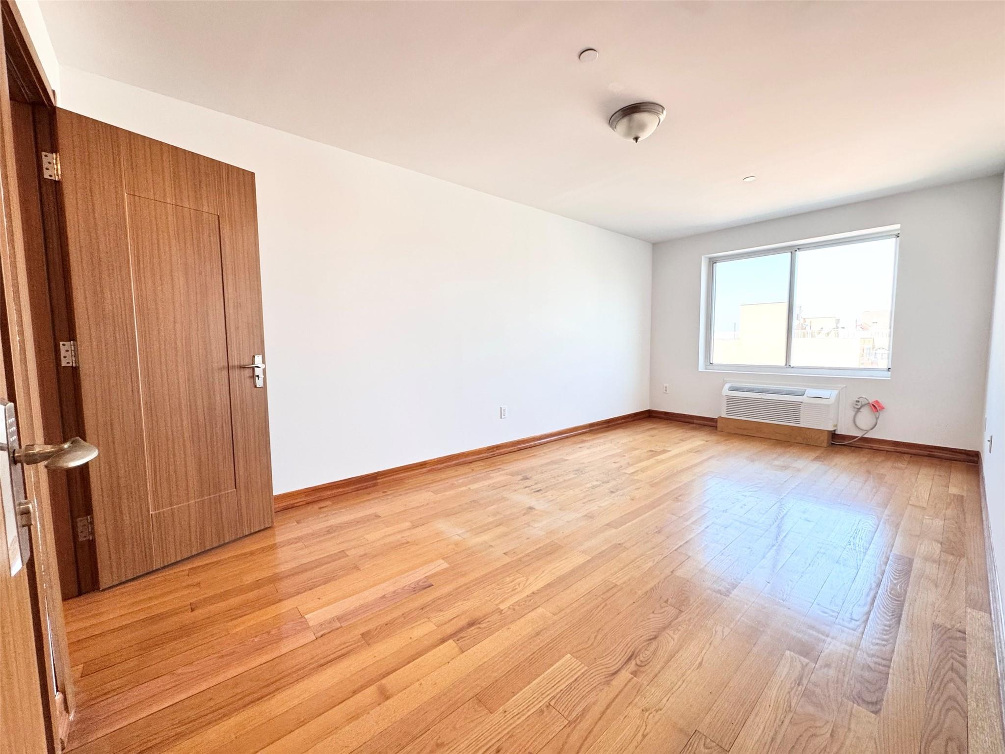 #6 photo, 37-17 111th, クイーンズ区 Corona , NY 11368