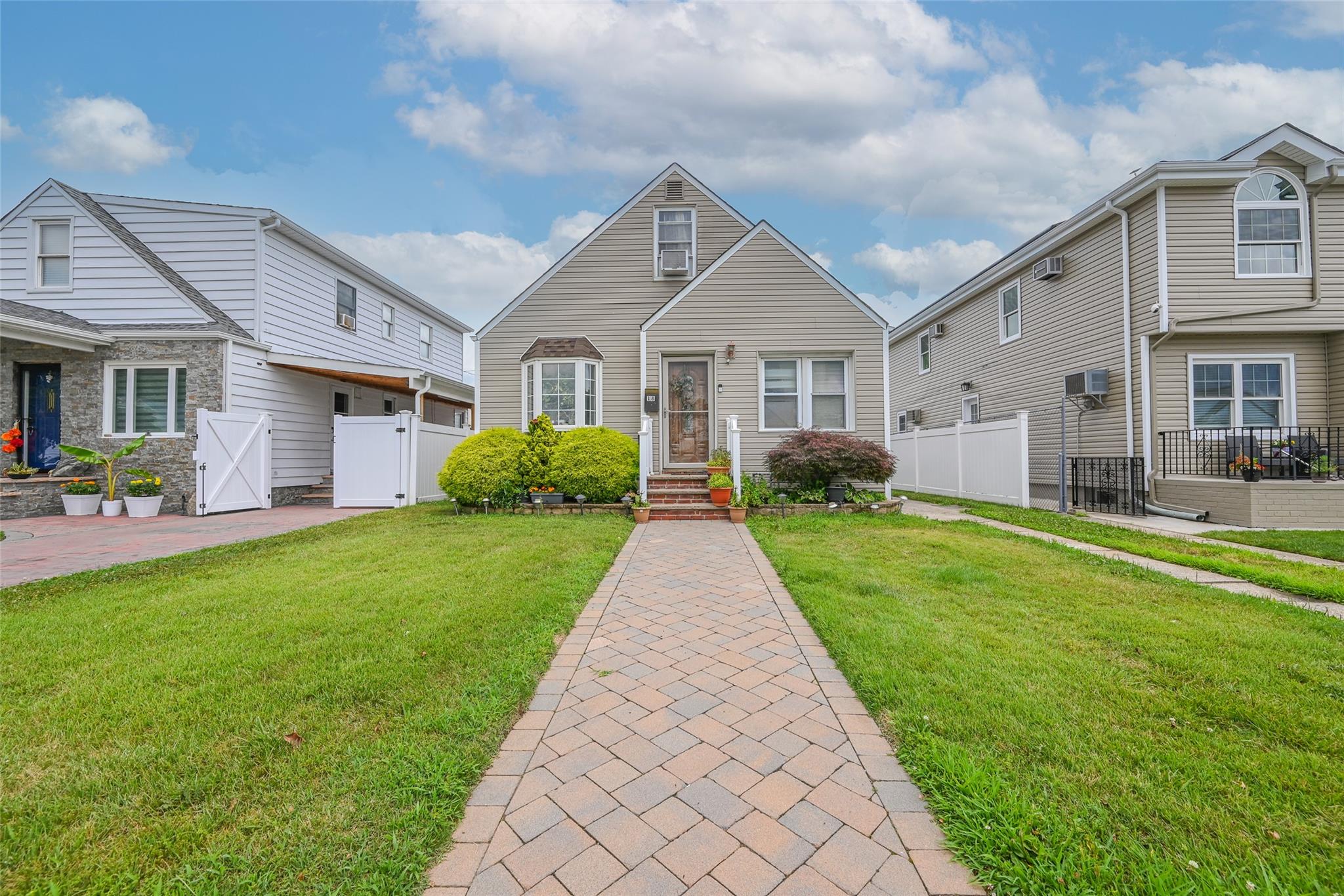 #1 photo, 18 Robert Avenue, 長島 Elmont , NY 11003
