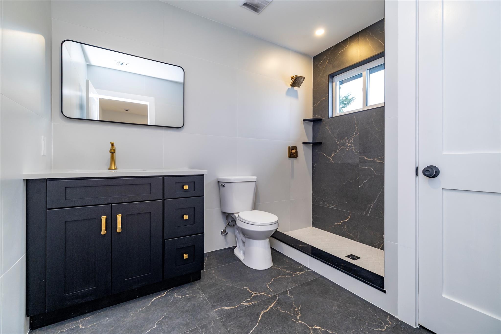 #17 photo, 62 Central Avenue, サフォーク郡 Amityville , NY 11701