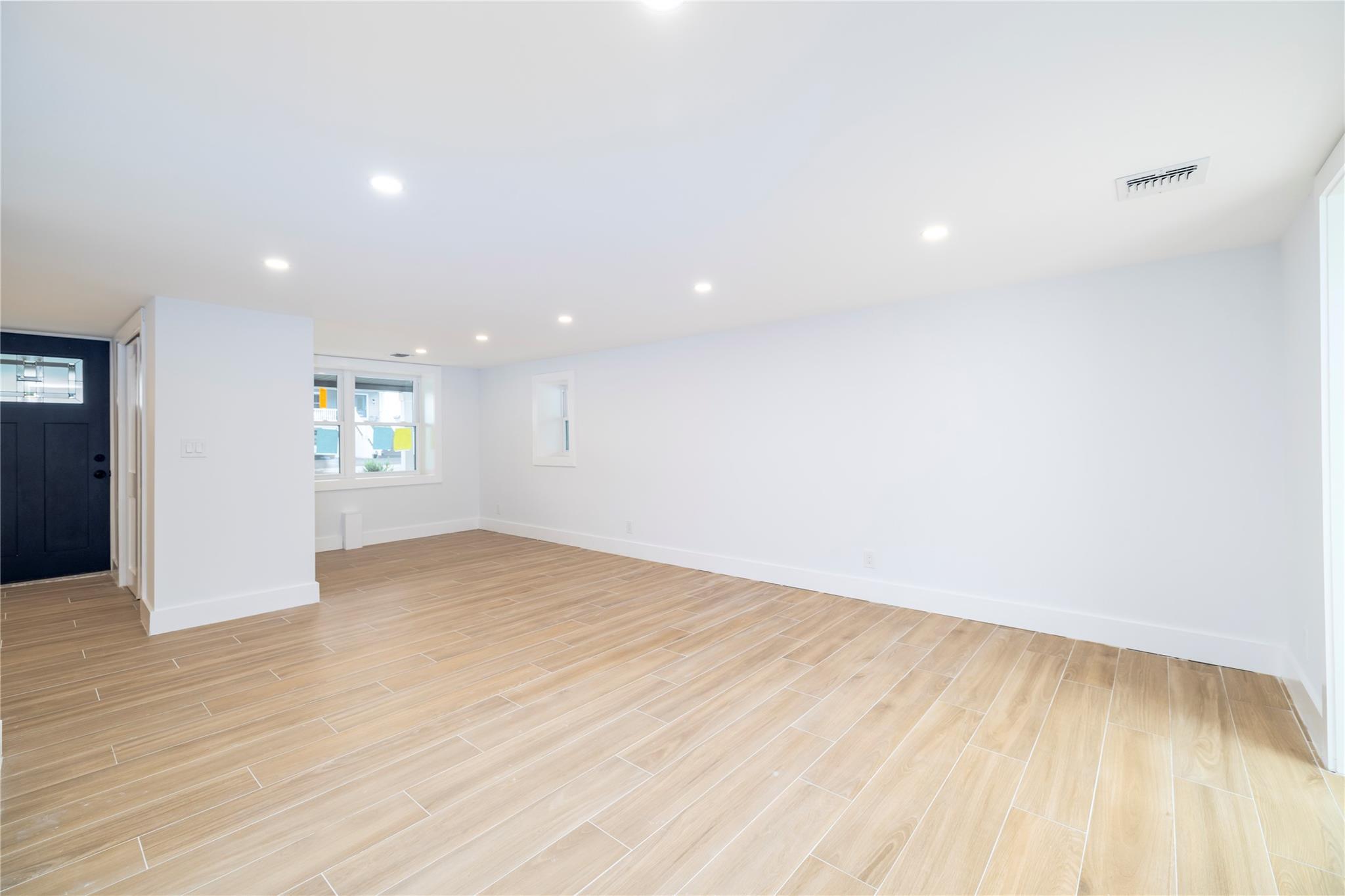 #4 photo, 62 Central Avenue, サフォーク郡 Amityville , NY 11701