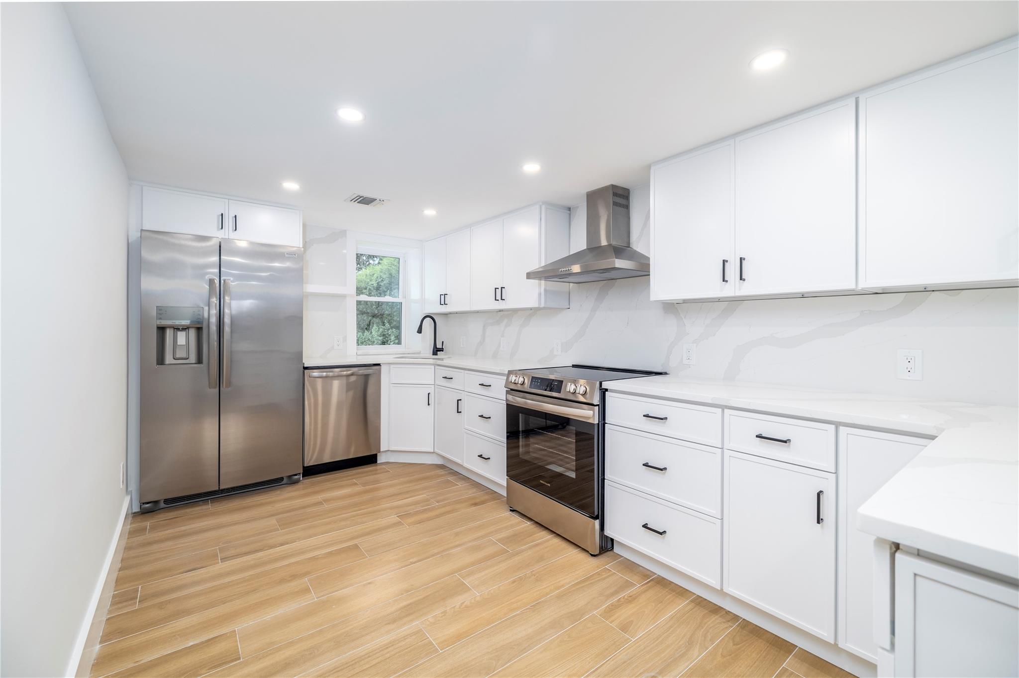 #8 photo, 62 Central Avenue, サフォーク郡 Amityville , NY 11701