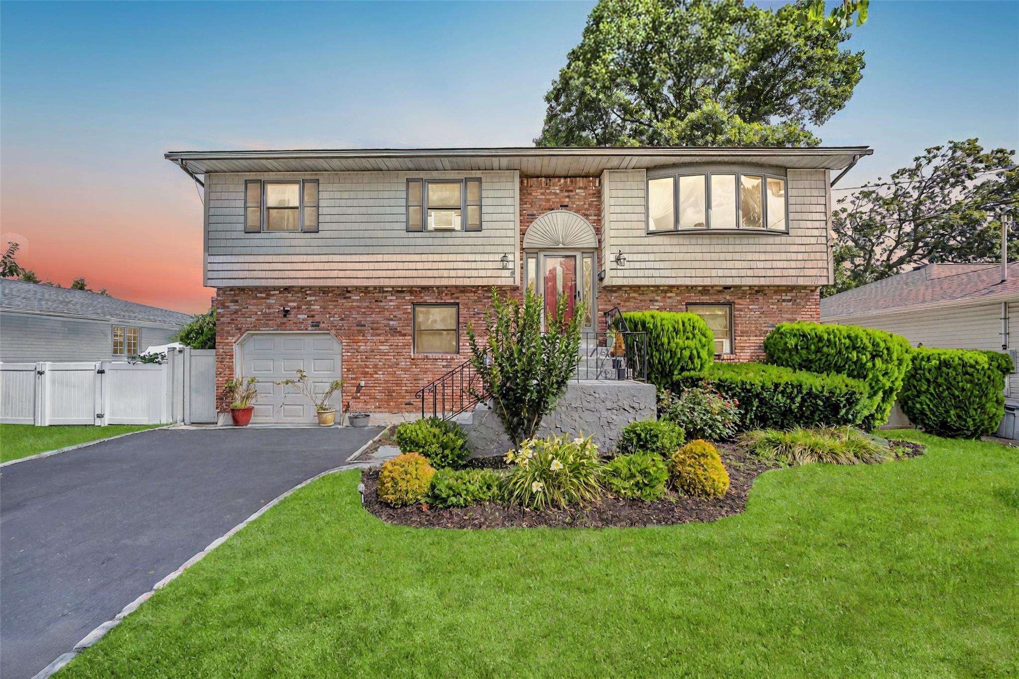 #1 photo, 5 Tomes Avenue, ナッソー郡 Farmingdale , NY 11735