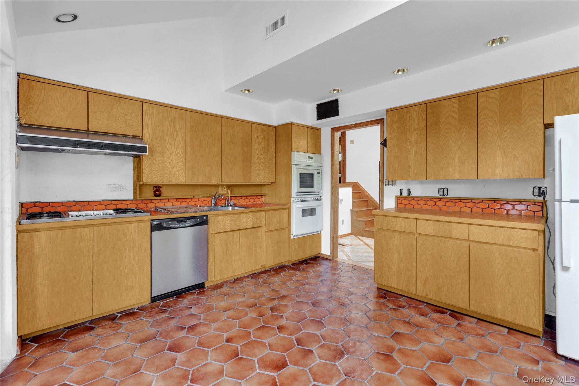 #9 photo, 19 Clearland Road, Syosset , NY 11791