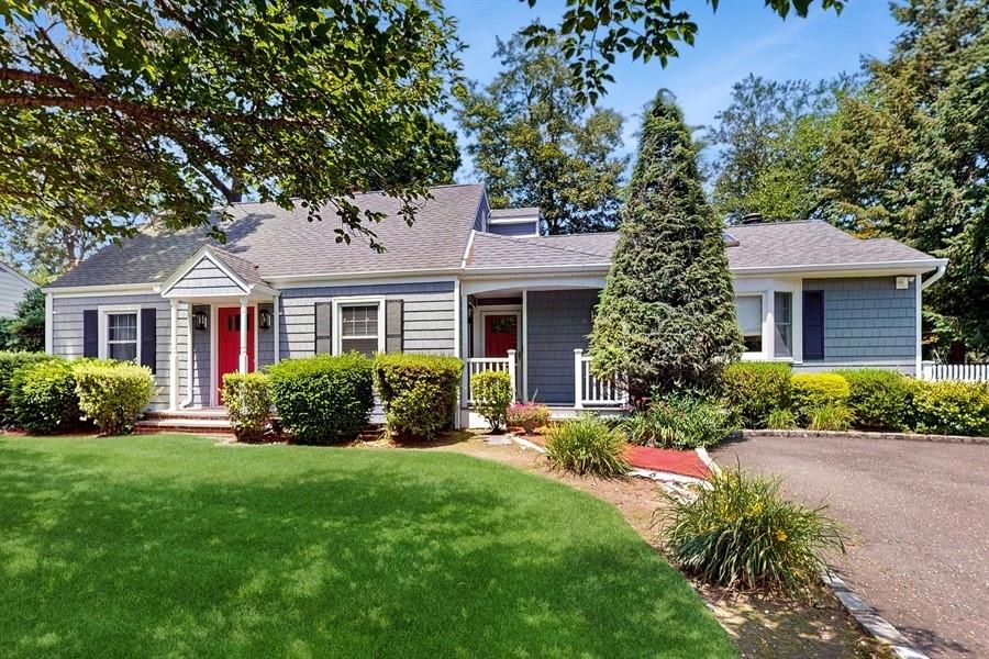 #1 photo, 18 Dickinson Avenue, 東長島 East Northport , NY 11731